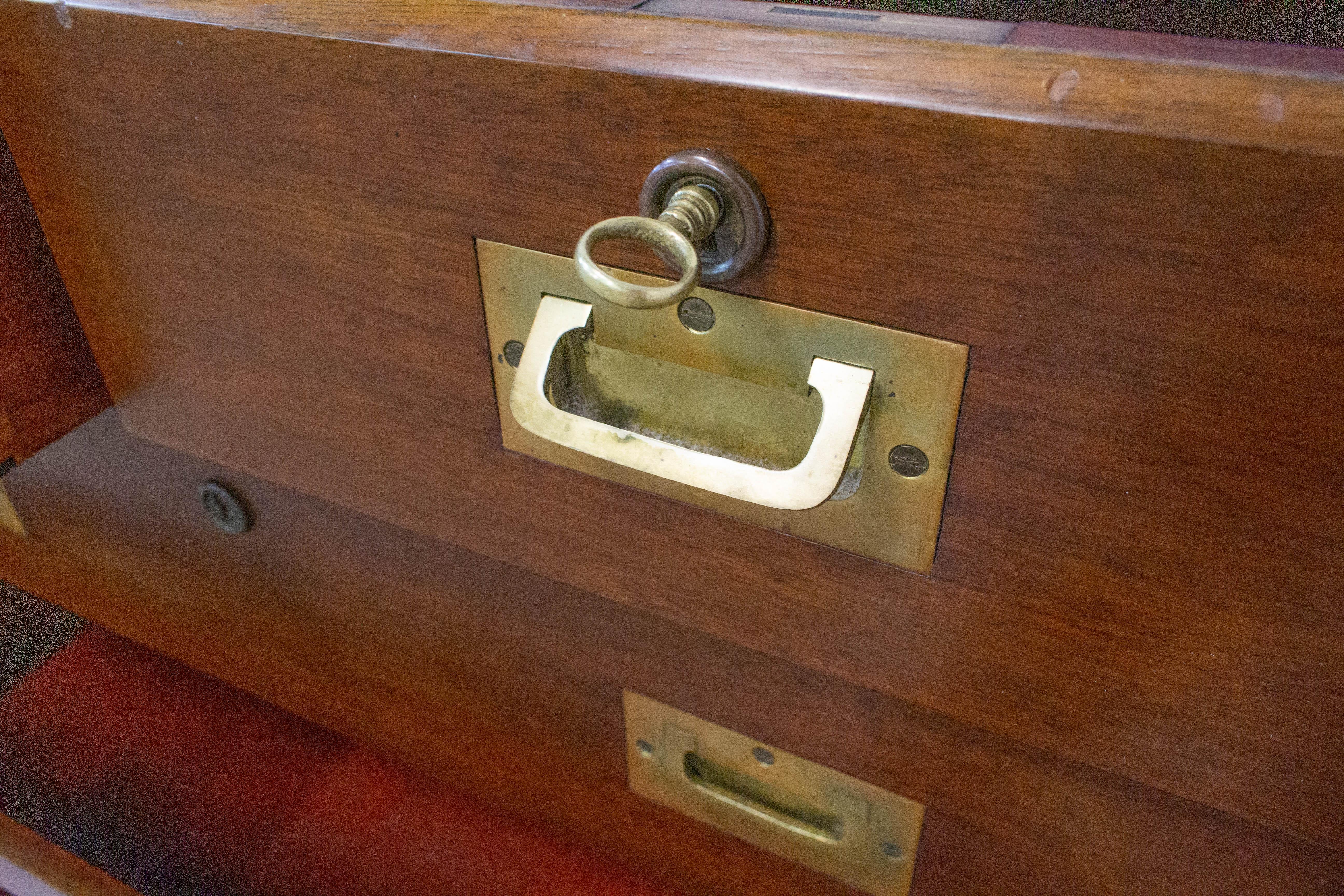 Cassettiera militare inglese in stile Campaigner in legno esotico dell'inizio del XIX secolo in vendita 4