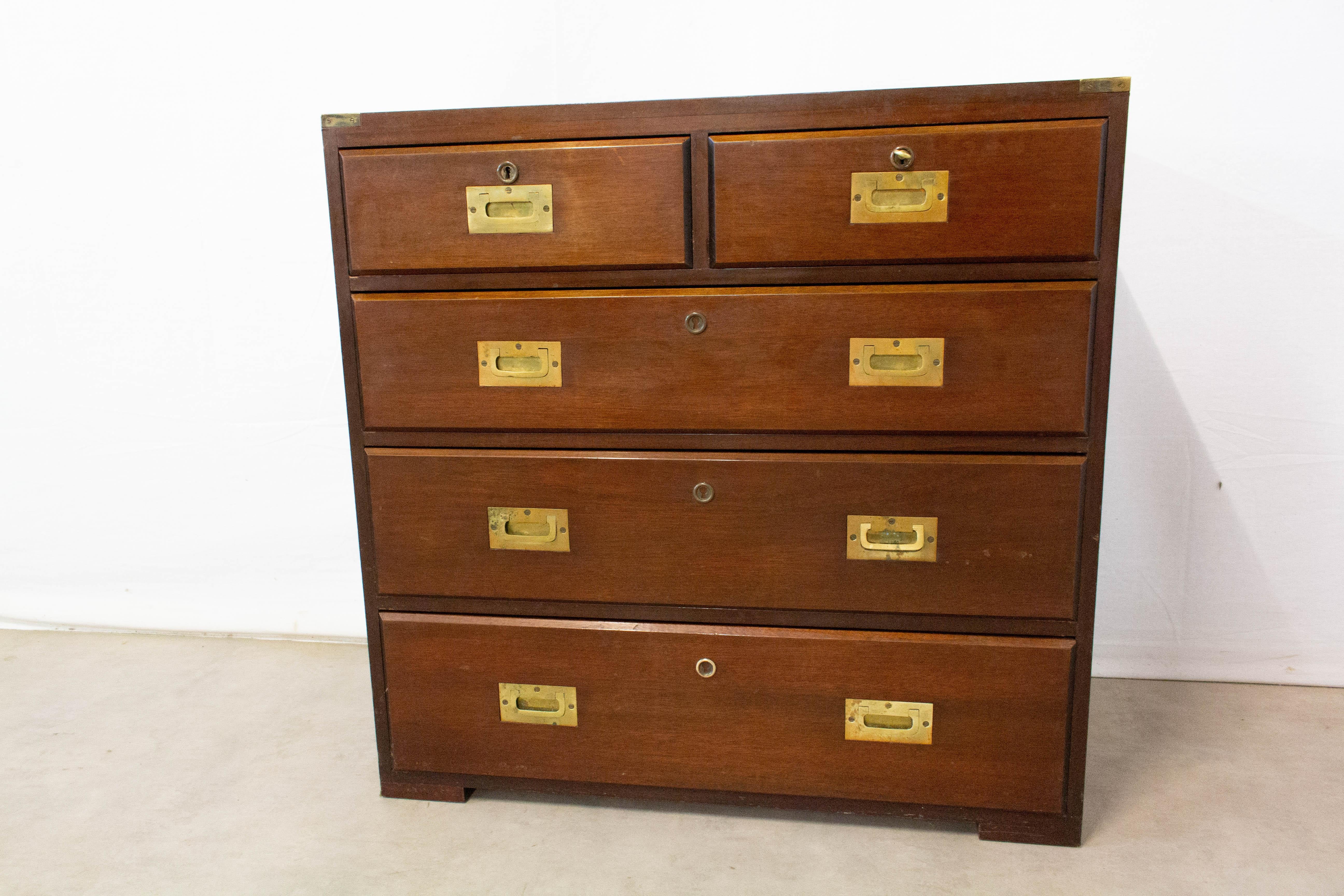 Commode or chest of drawers in the English military campaign style.
20th century
Good condition age with minor marks of use.