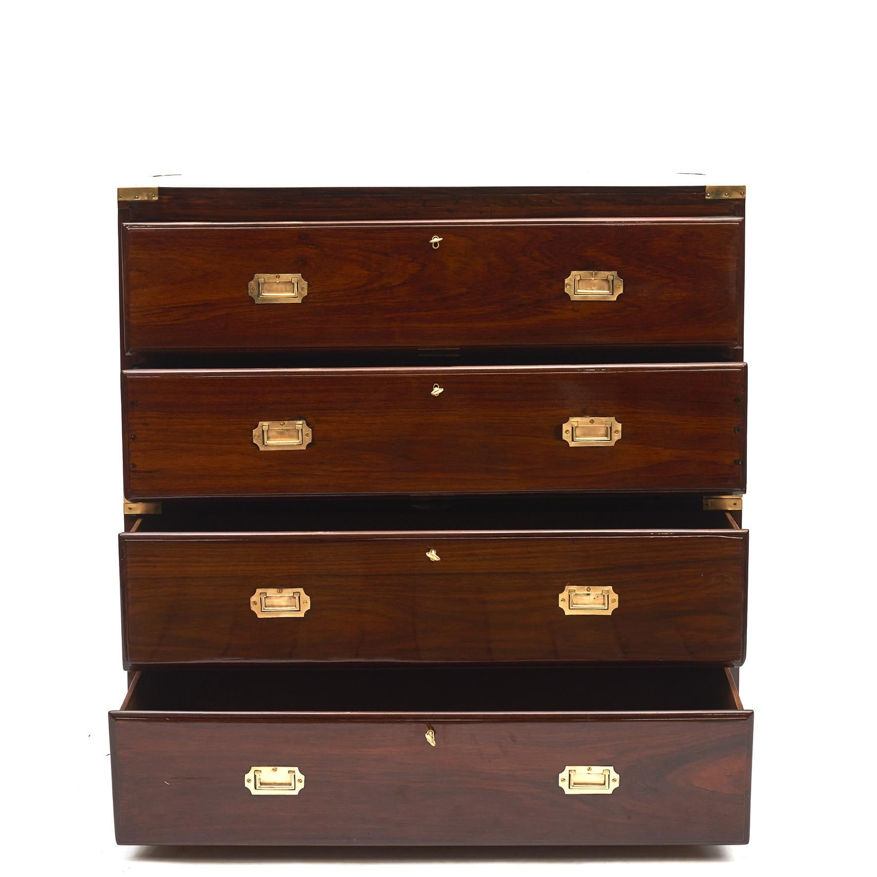 English military campaign chest of drawers in solid Padauk wood with a beautiful grain. Original brass fittings. In two parts.
England, 1860-1880.

Campaign era chests were the travel items of British military officers who bought and commissioned