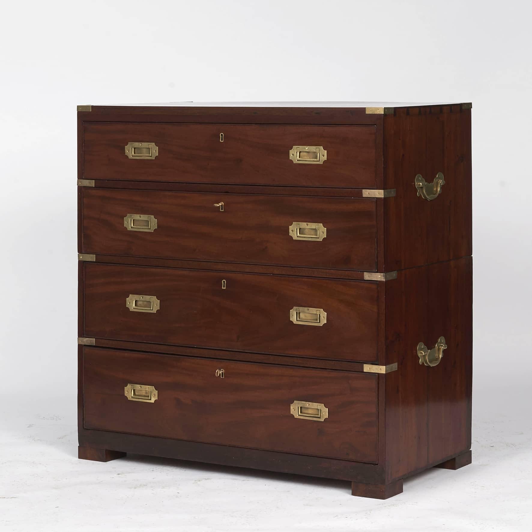English military officer’s Campaign chest of drawers in two parts
Made in mahogany with original brass fittings carrying handle.
In great condition, repolished.
England 1850-1880.

Campaign -era chests were the travel items of British military