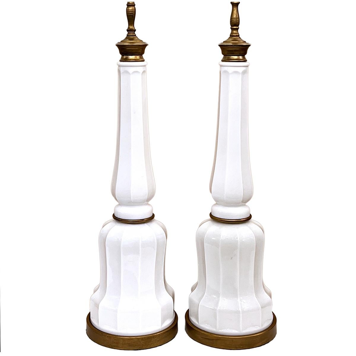 Paire de lampes de table en verre au lait anglaises des années 1920.

Mesures :
Hauteur du corps : 25
Hauteur jusqu'à l'appui de l'abat-jour : 35