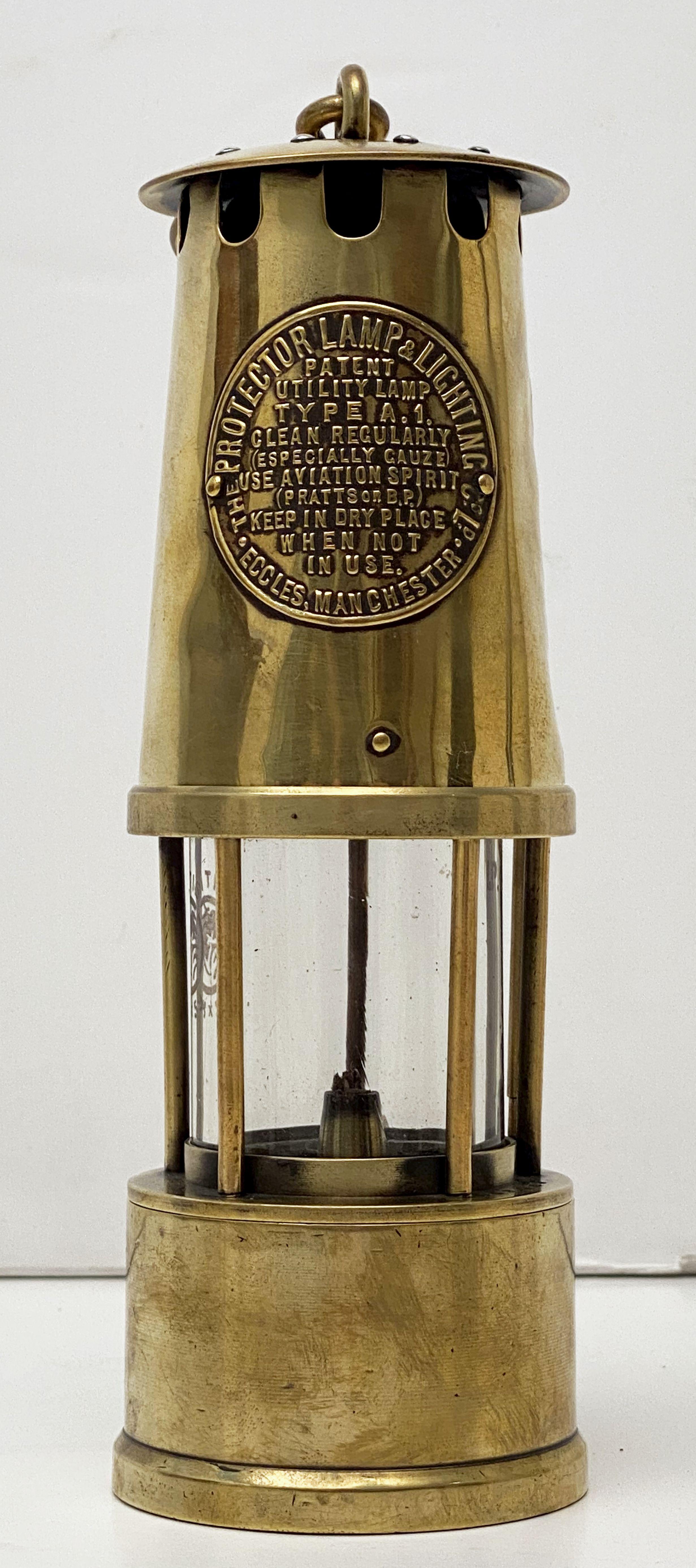 A fine vintage English miner's lamp or safety lantern of brass and steel in working order.
With maker's label - Inscription reads: 

