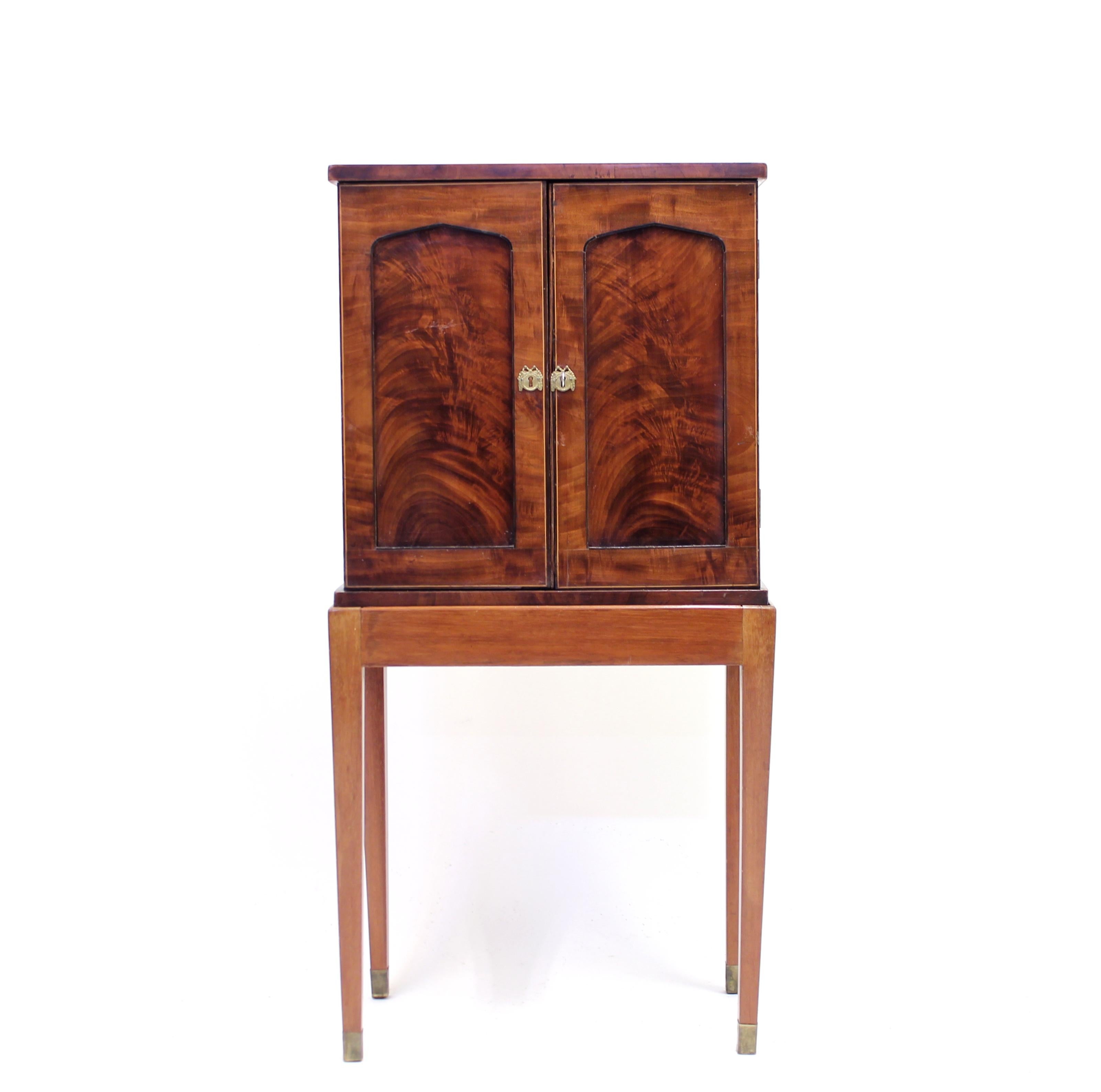 English Miniature Pyramid Mahogany Cabinet, Retailed by E. C. Spurin, circa 1900 In Good Condition In Uppsala, SE