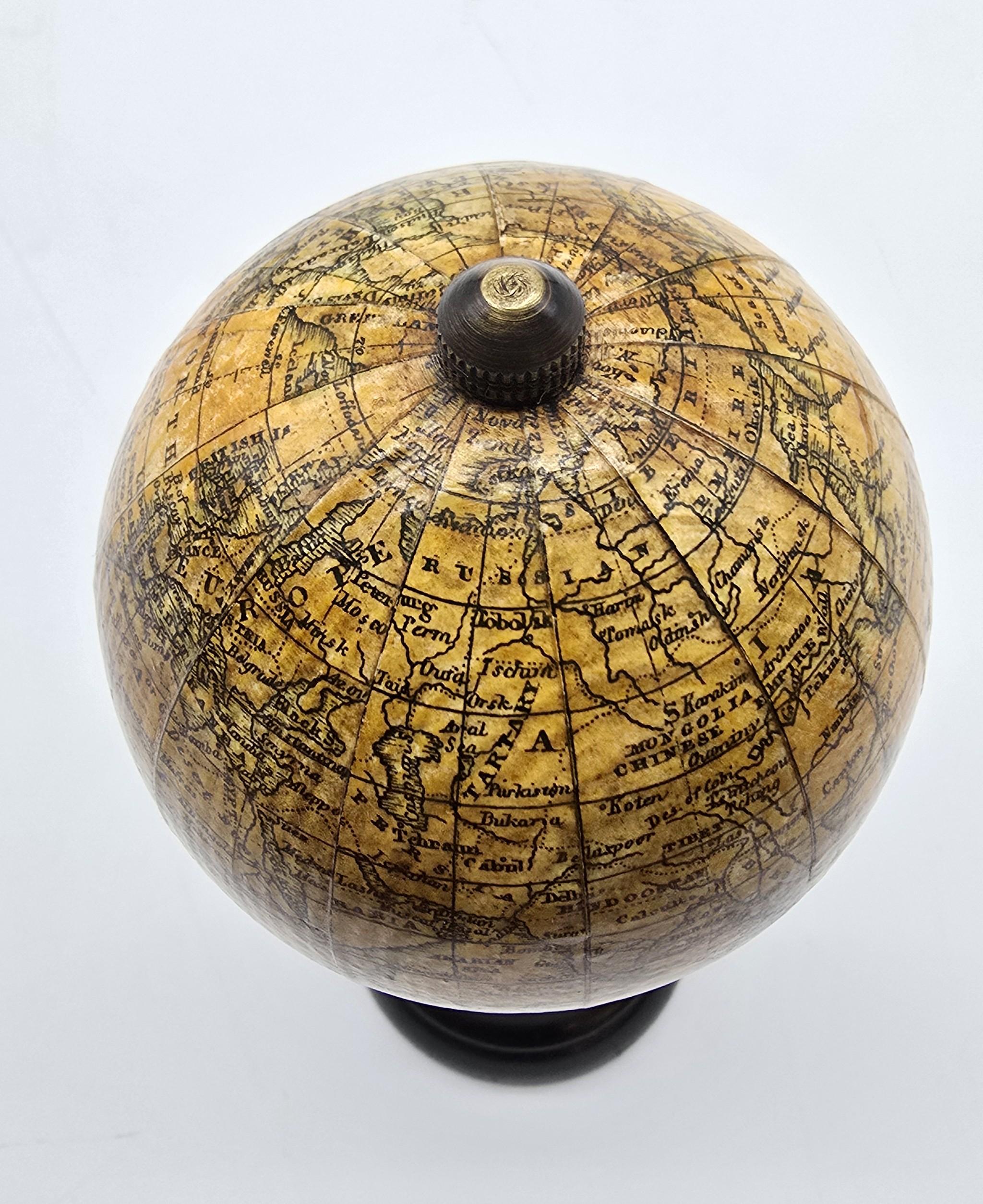 Globo terráqueo inglés en miniatura circa 1930 en venta 3