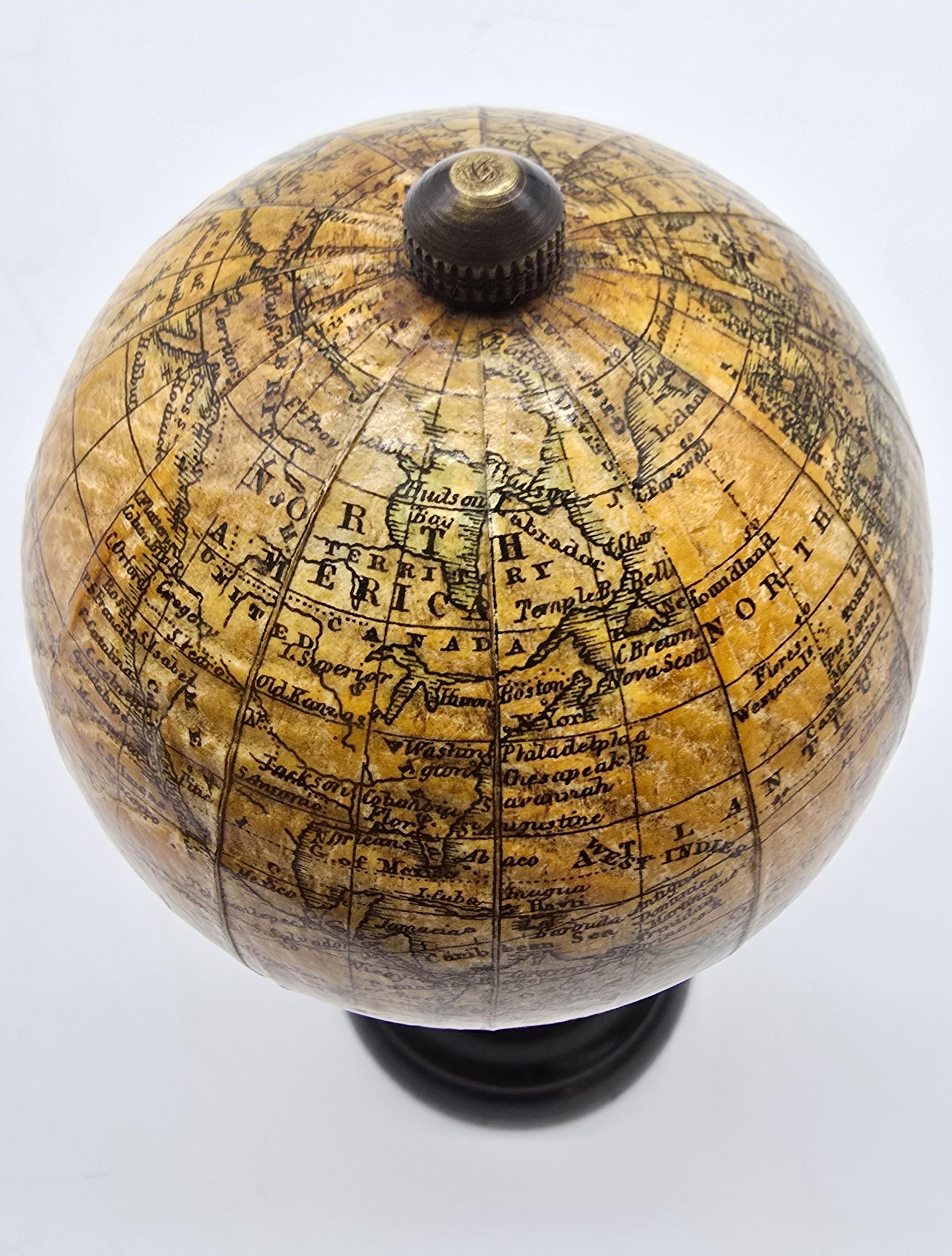Globo terráqueo inglés en miniatura circa 1930 en venta 4