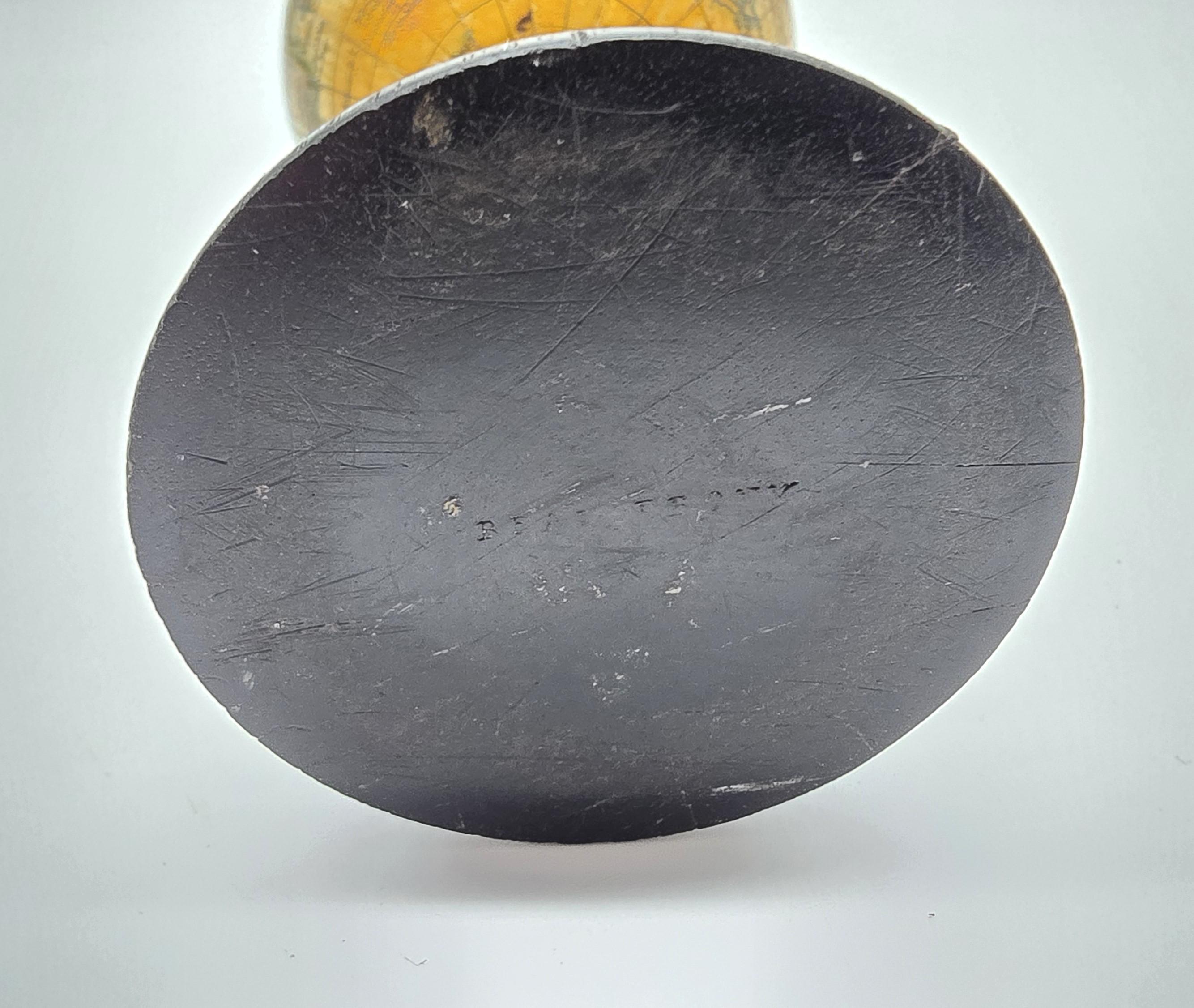 Globo terráqueo inglés en miniatura circa 1930 en venta 5