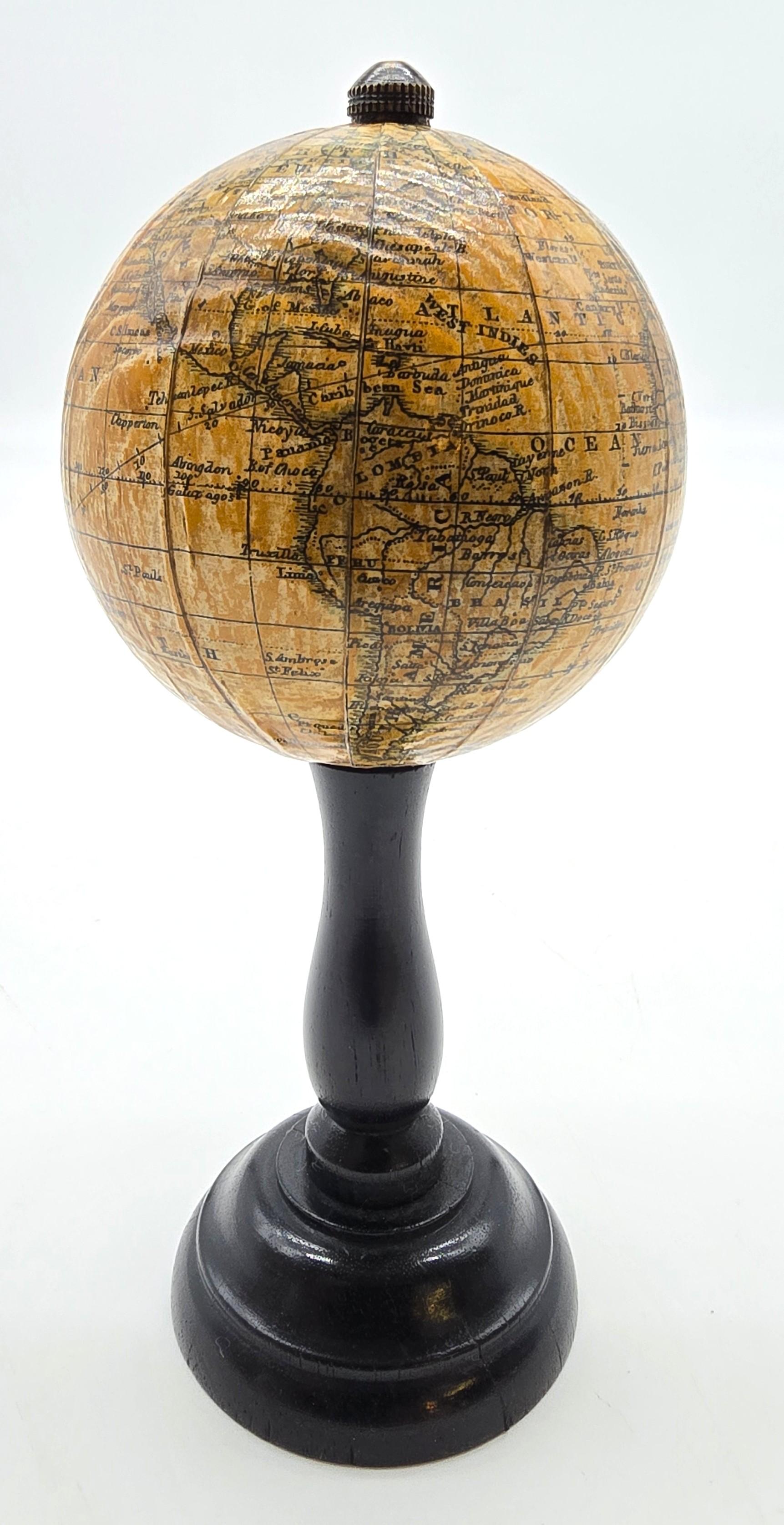 Globo terráqueo inglés en miniatura circa 1930 en venta 6
