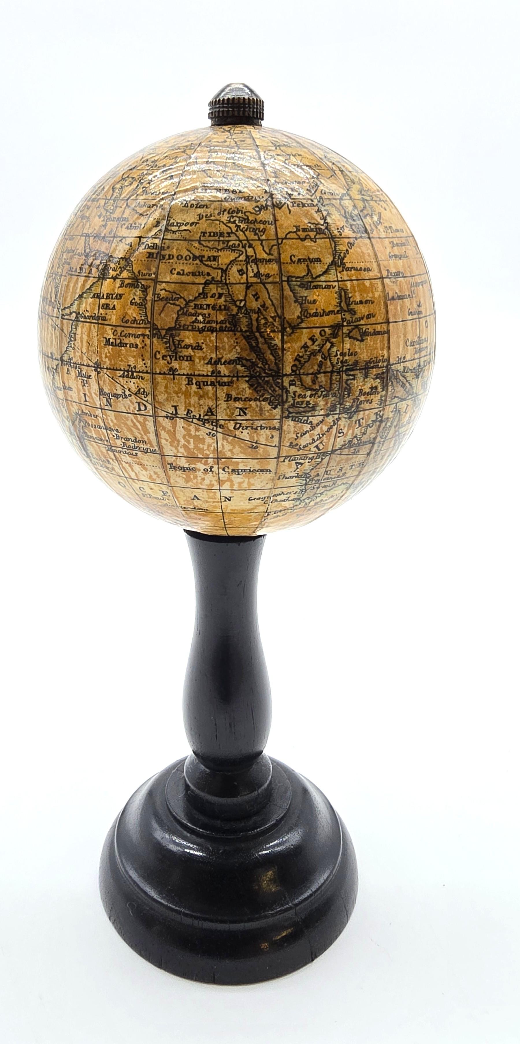 Globo terráqueo inglés en miniatura circa 1930 Regencia en venta