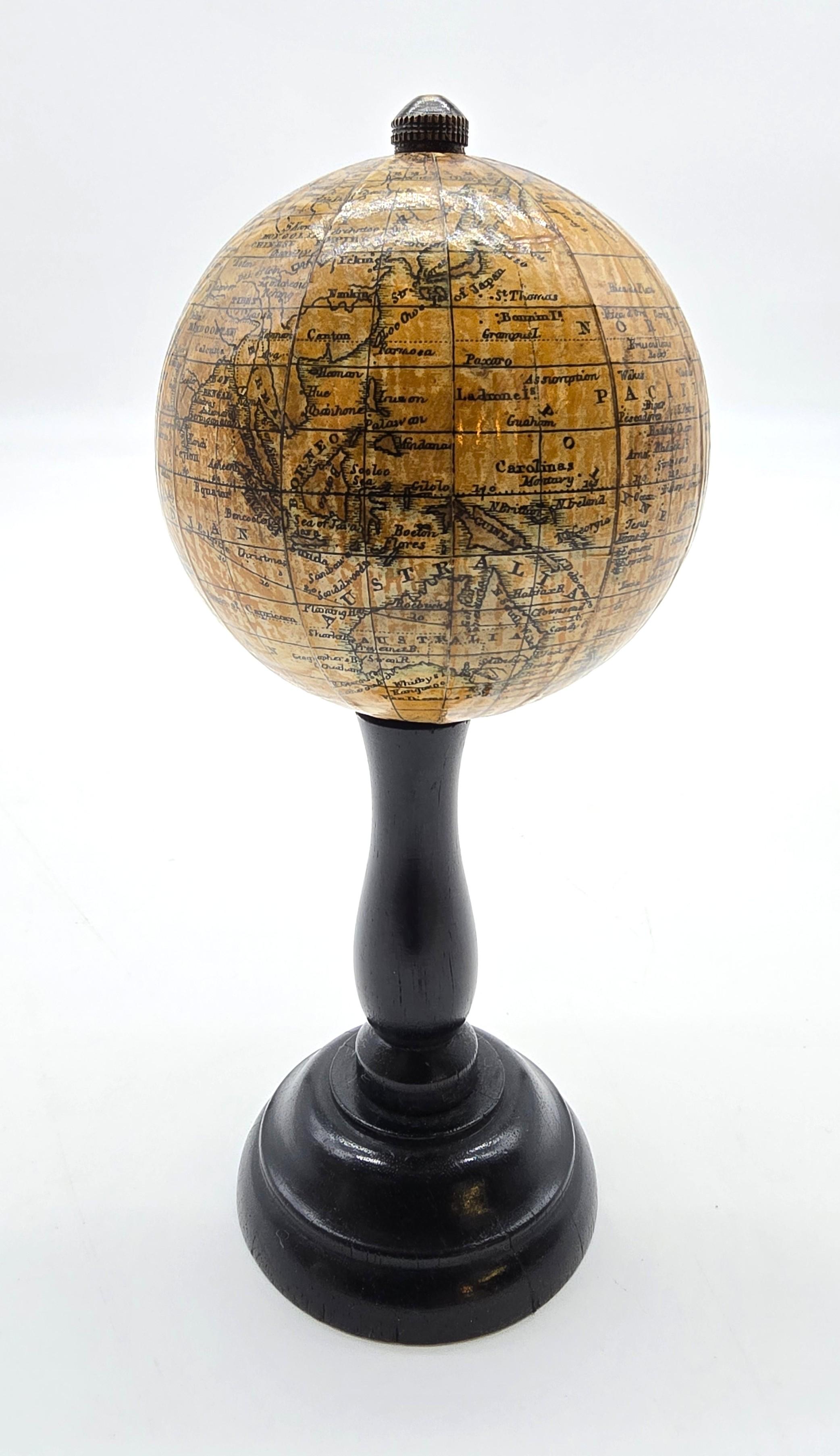 Globo terráqueo inglés en miniatura circa 1930 Británico en venta