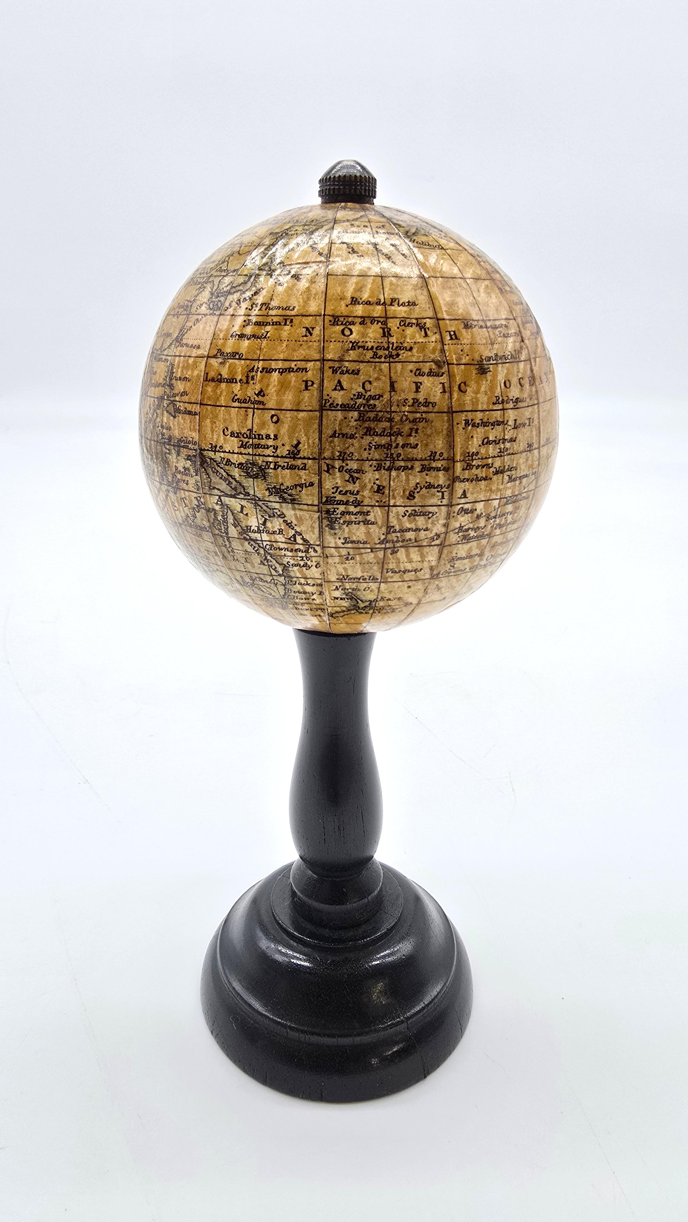 Globo terráqueo inglés en miniatura circa 1930 en Bueno estado para la venta en Central England, GB