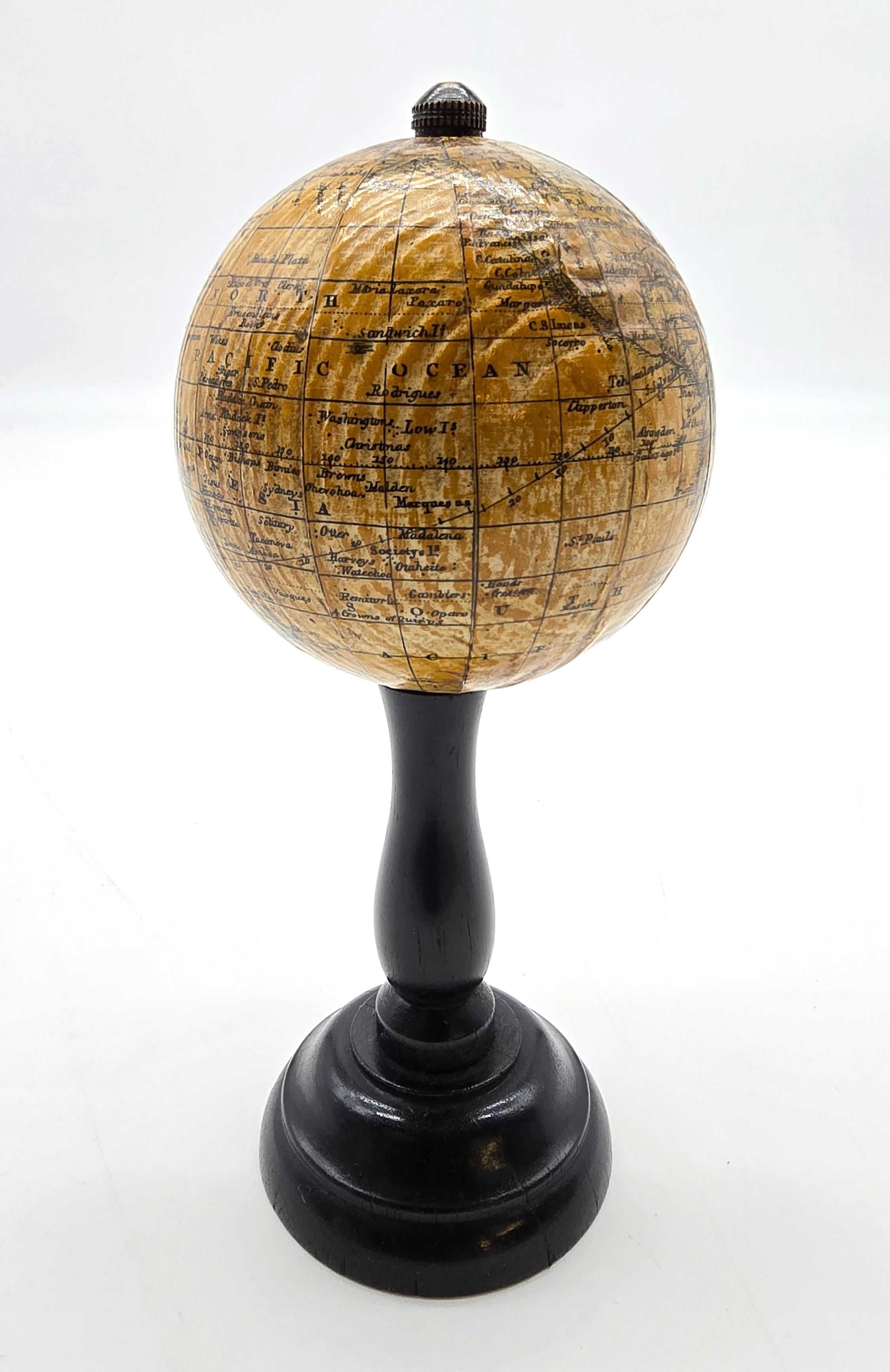 Globo terráqueo inglés en miniatura circa 1930 siglo XX en venta