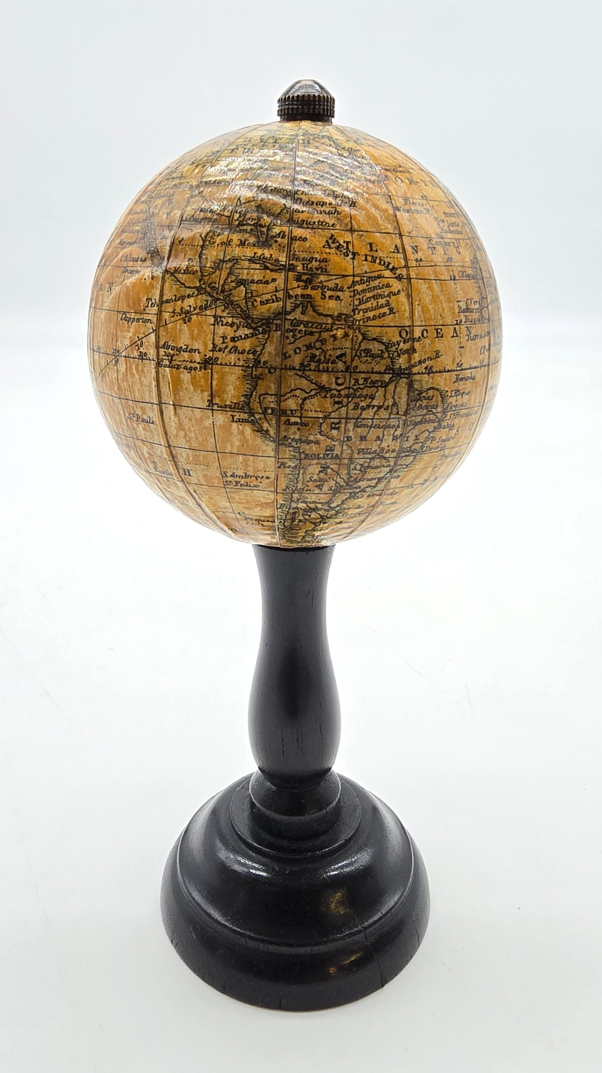 Globo terráqueo inglés en miniatura circa 1930 Madera en venta