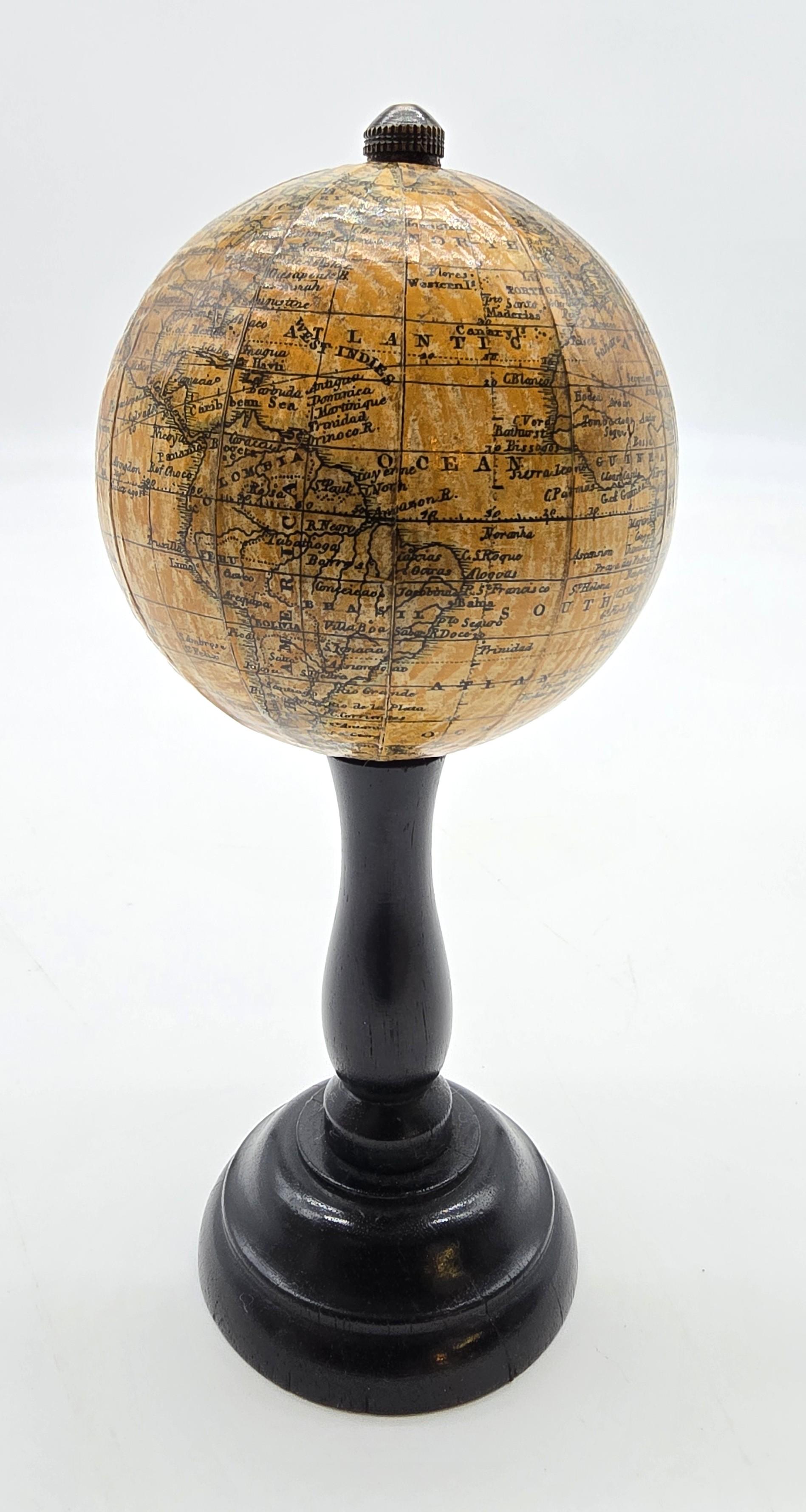 Globo terráqueo inglés en miniatura circa 1930 en venta 1