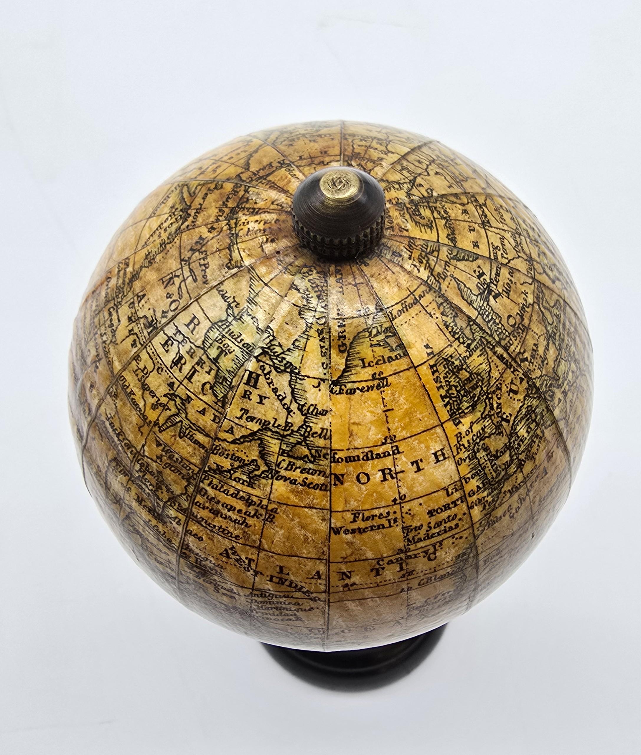 Globo terráqueo inglés en miniatura circa 1930 en venta 2