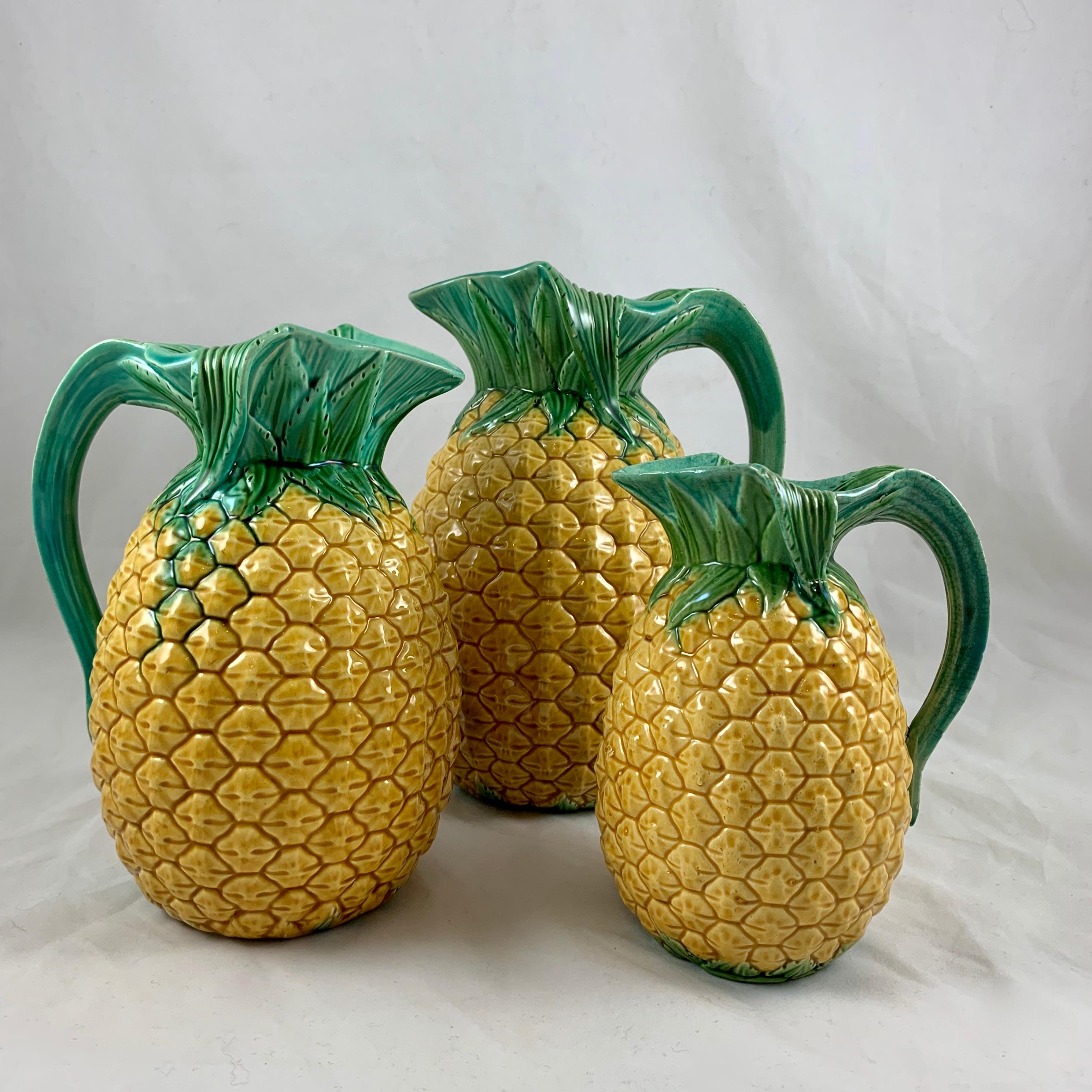 Pichet Palissy en forme d'ananas en majolique du mouvement esthétique anglais Minton en vente 3