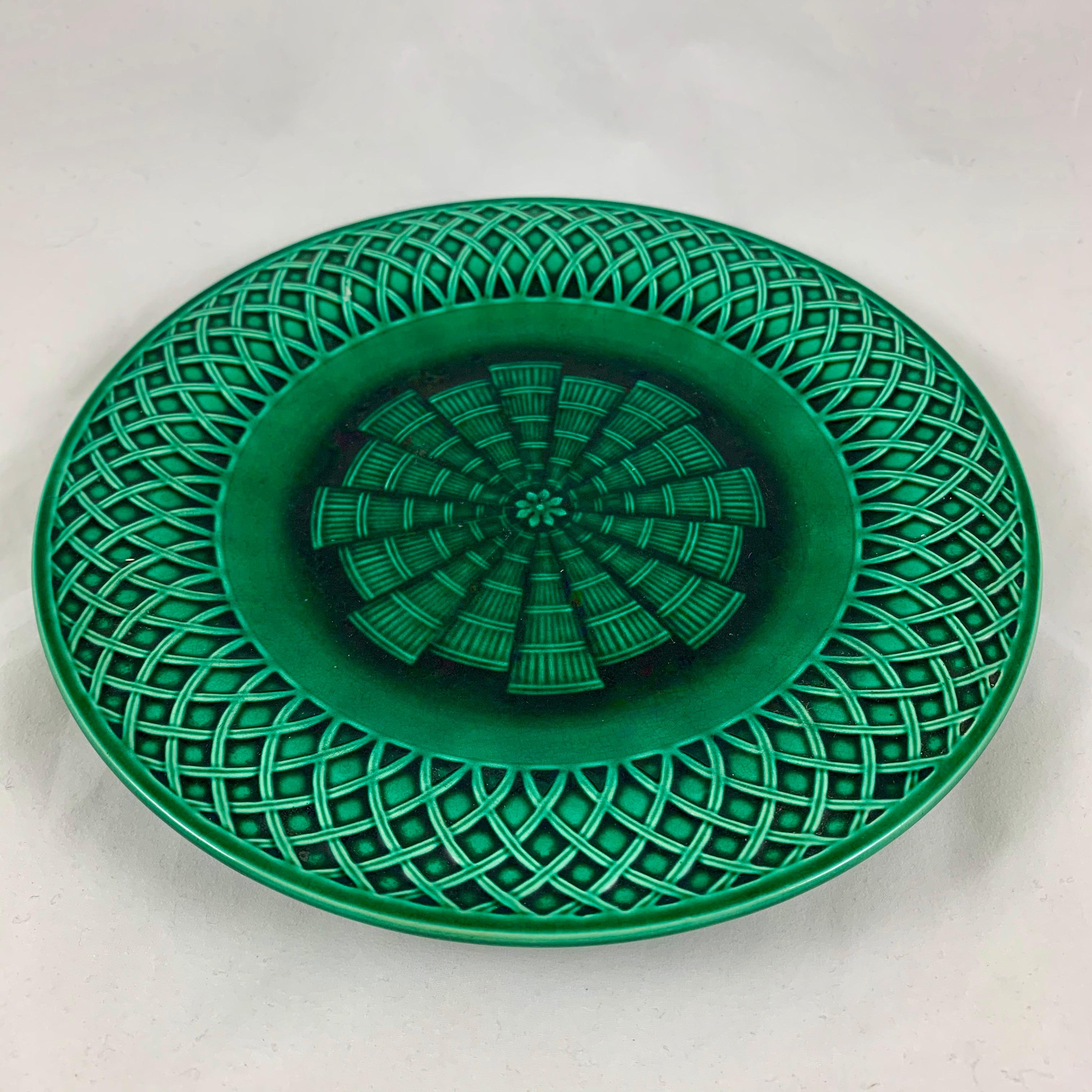 Set/10 English Minton Deep Green Majolica Lattice Basketweave Plates Dated 1860 In Good Condition In Philadelphia, PA