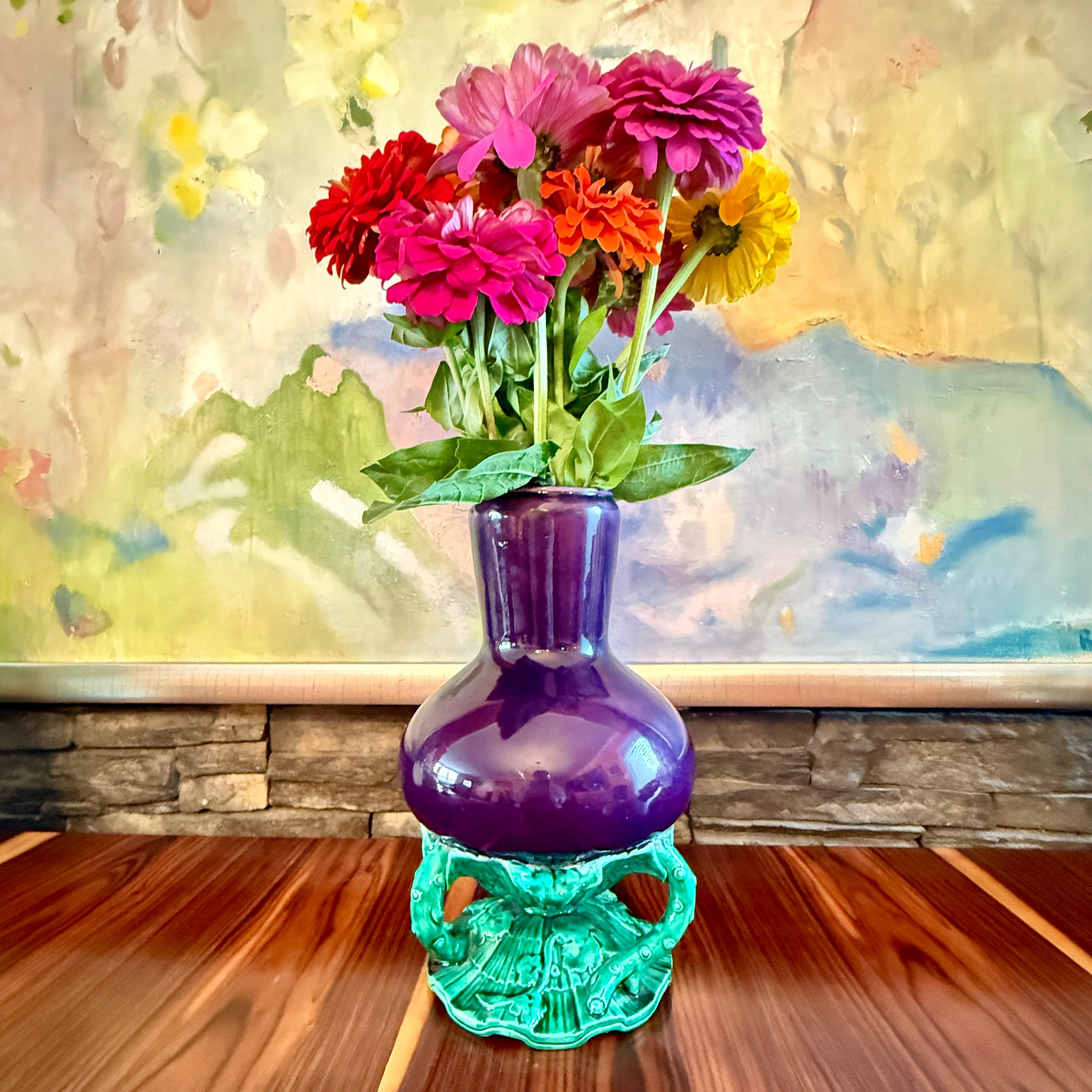 De Minton, un maravilloso y escasísimo jarrón de mayólica esmaltada Berenjena, fechado en 1875.

Un ejemplo de la Estética Japonista tan deseada a mediados del siglo XIX. Esmaltado en un increíble marrón púrpura llamado Berenjena, el cuerpo en