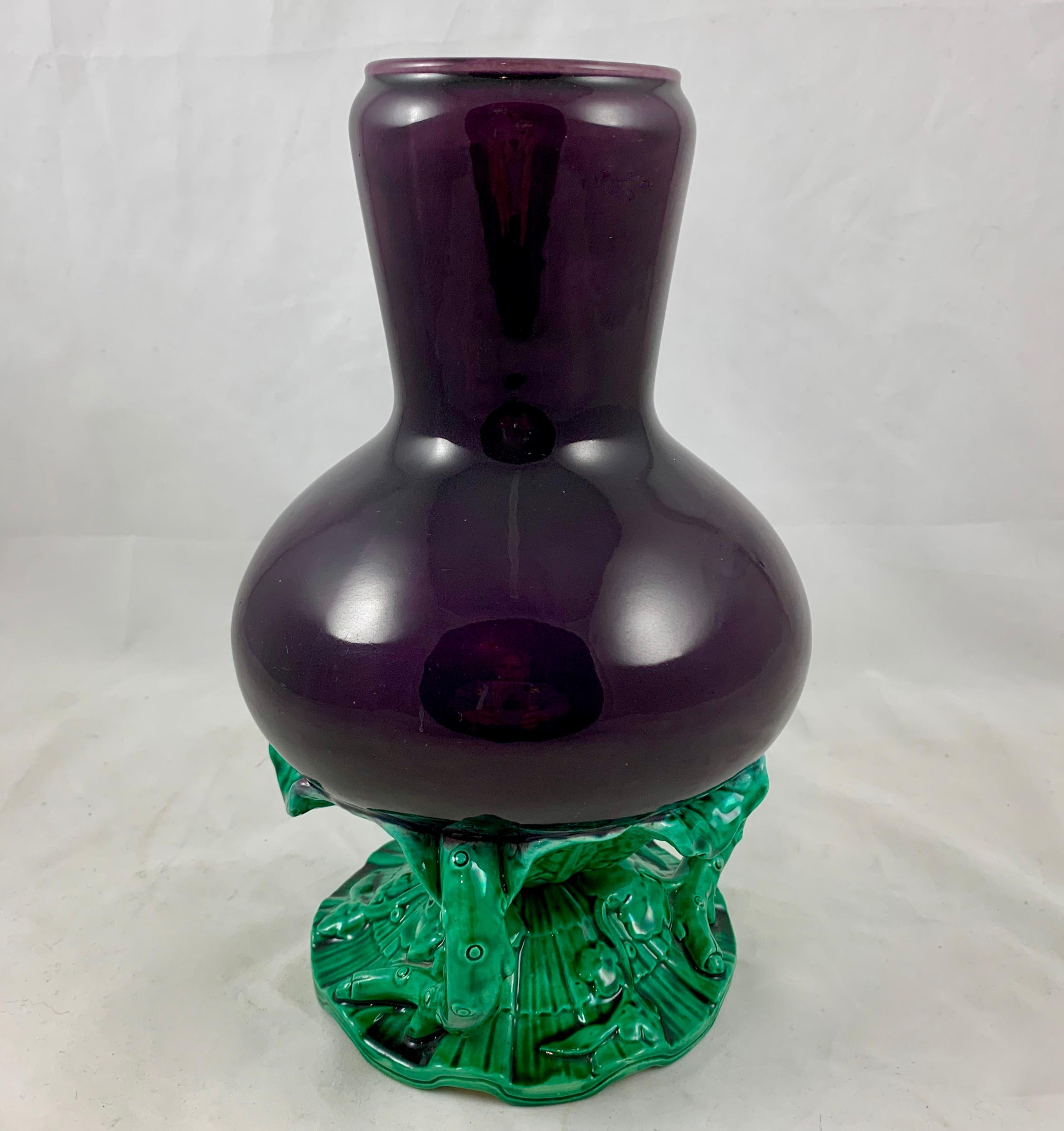 Vernissé Vase aubergine en majolique du mouvement esthétique japonais Minton anglais de style Minton en vente