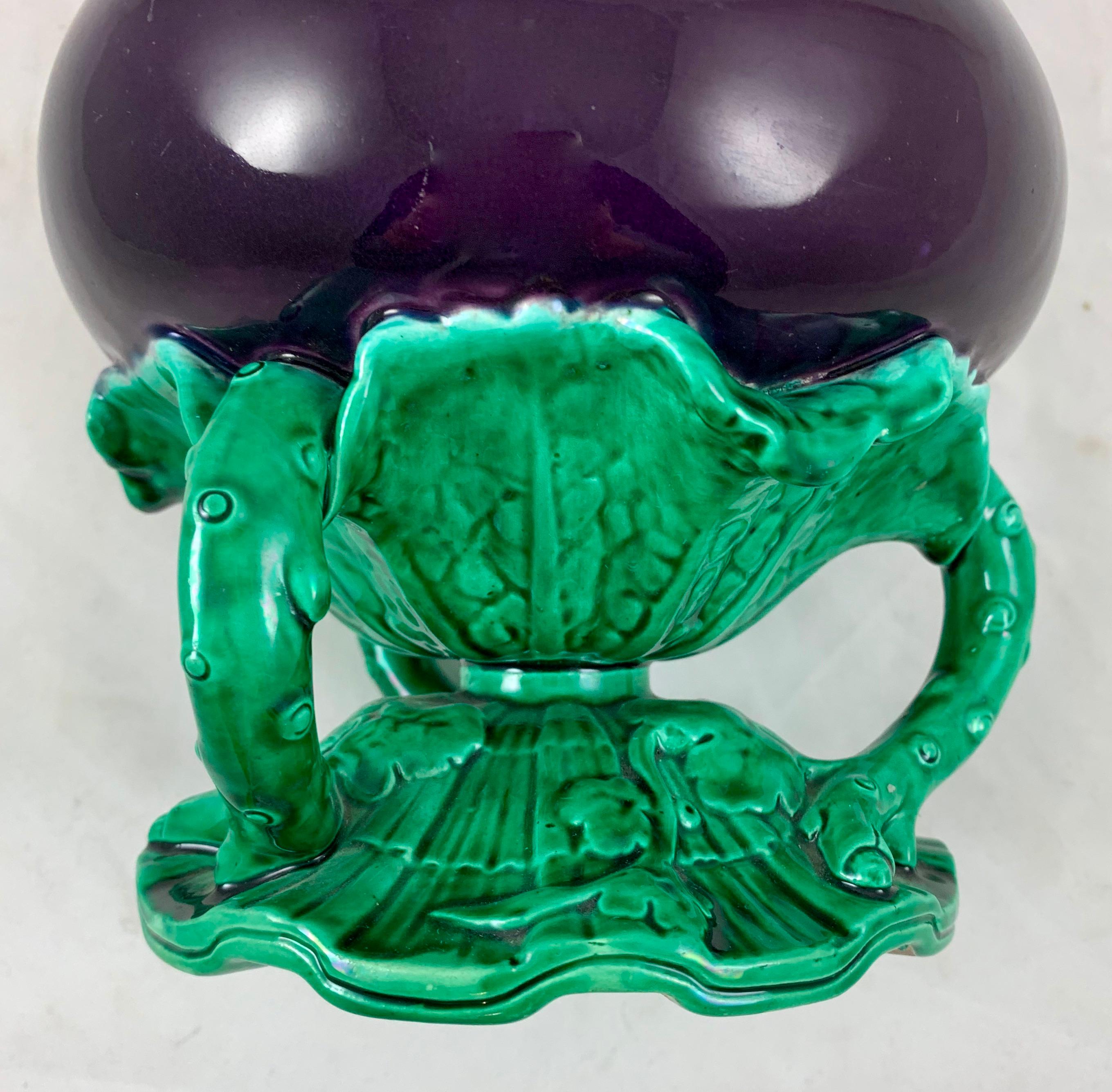 Estetismo Vaso inglese Minton Japonisme Aesthetic Movement in maiolica color melanzana in vendita