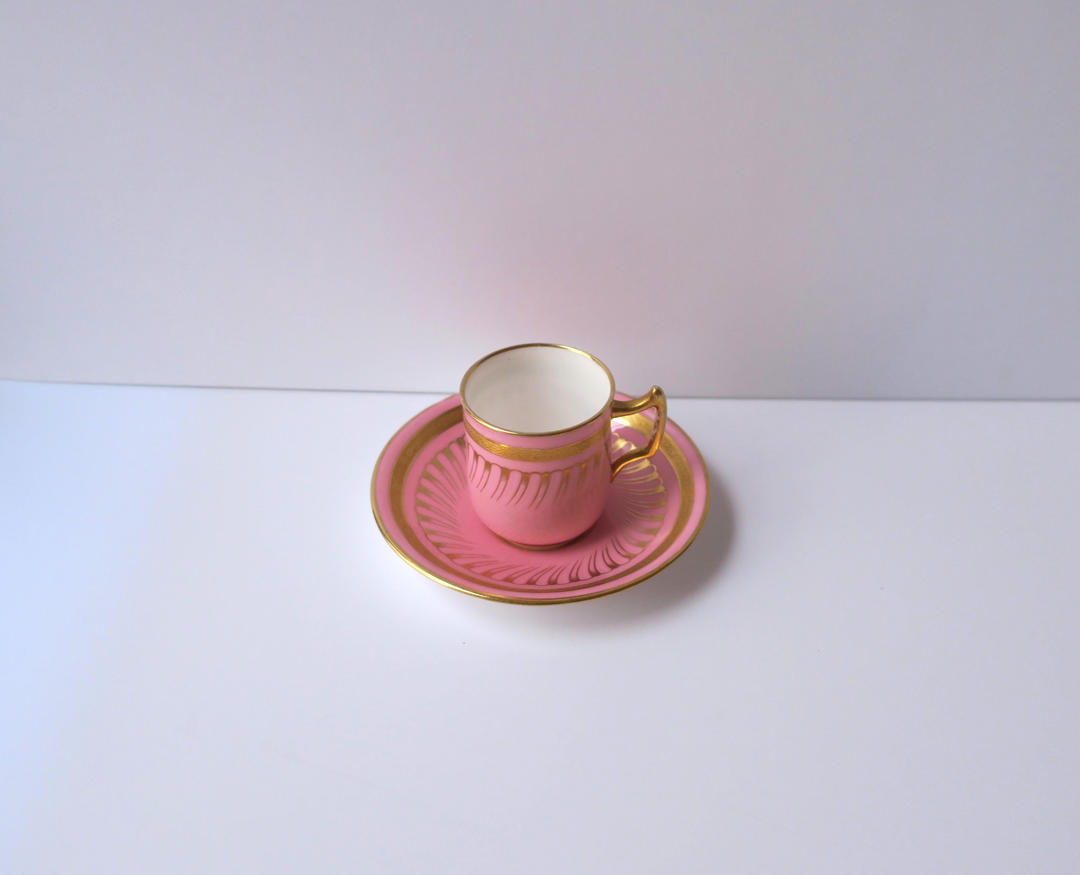 Victorien Tasse à café et soucoupe à expresso en porcelaine rose et or de Minton, 19ème siècle en vente