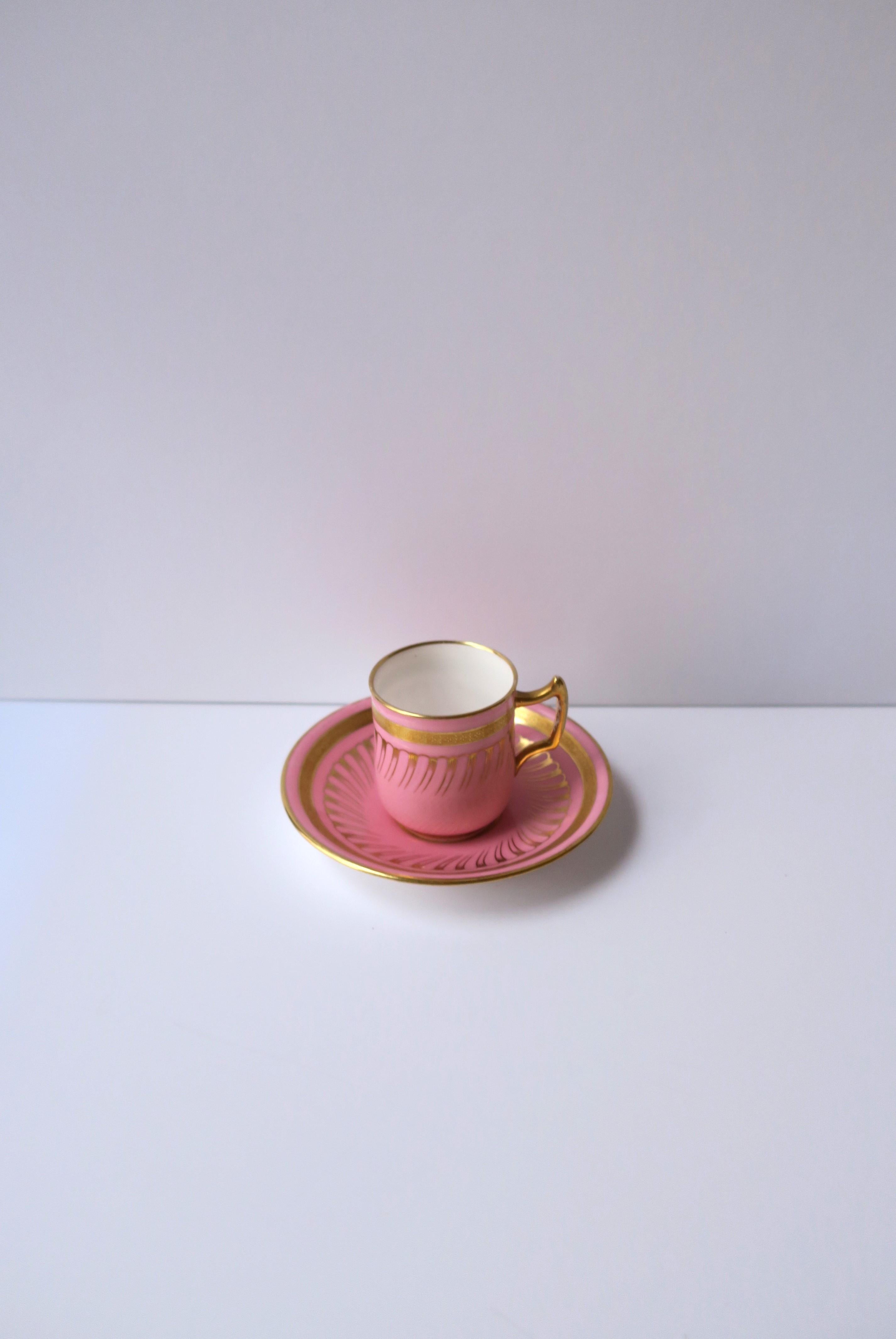 Anglais Tasse à café et soucoupe à expresso en porcelaine rose et or de Minton, 19ème siècle en vente