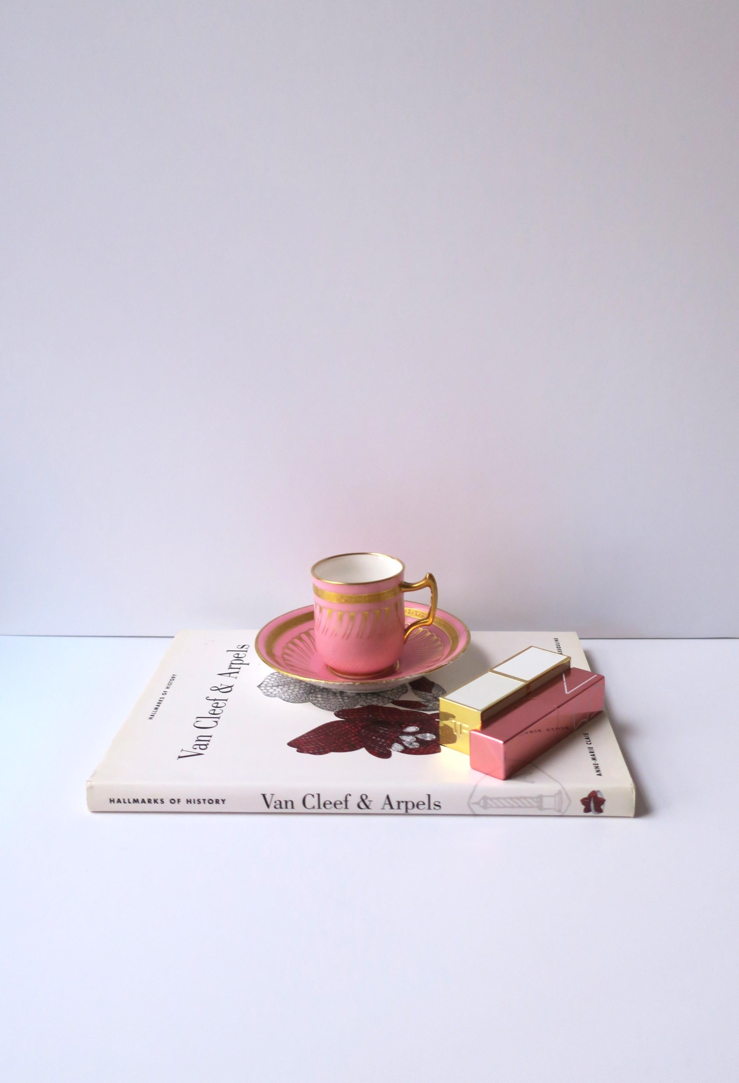 Vernissé Tasse à café et soucoupe à expresso en porcelaine rose et or de Minton, 19ème siècle en vente