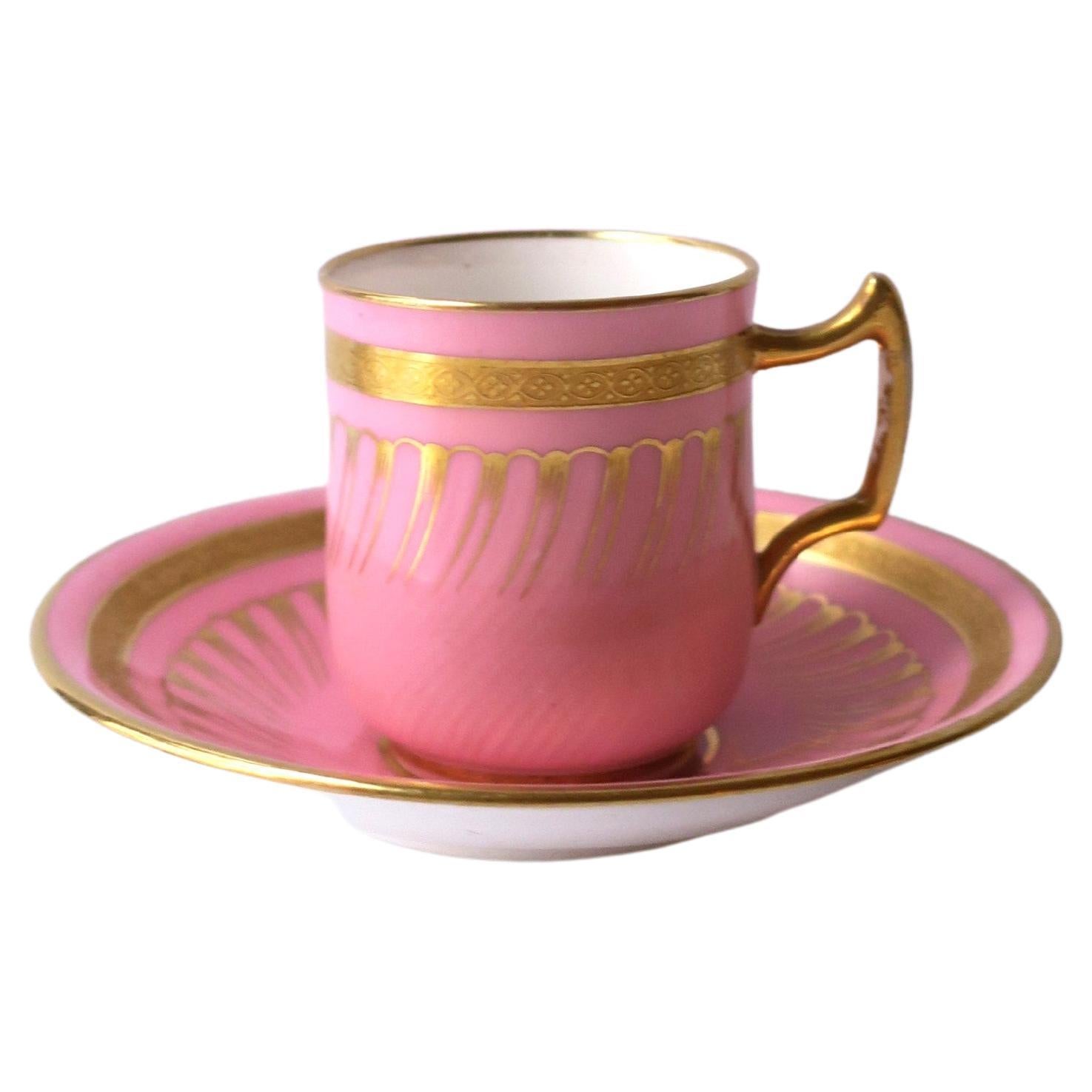 Englischer Minton-Couchtisch und Untertasse aus rosa und goldenem Porzellan, 19. Jahrhundert im Angebot