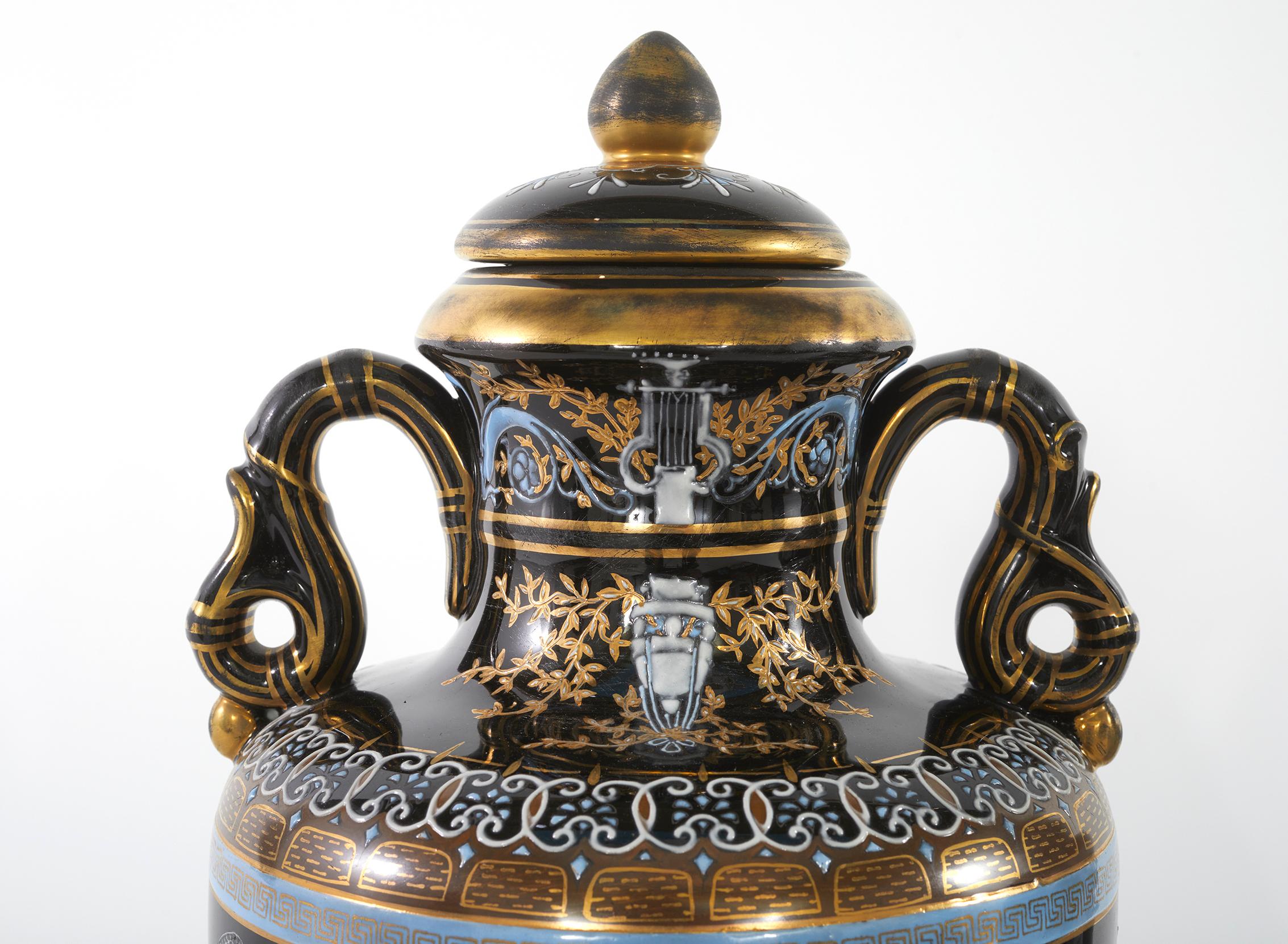 Englische Urnen aus Minton-Porzellan mit Deckel (19. Jahrhundert) im Angebot