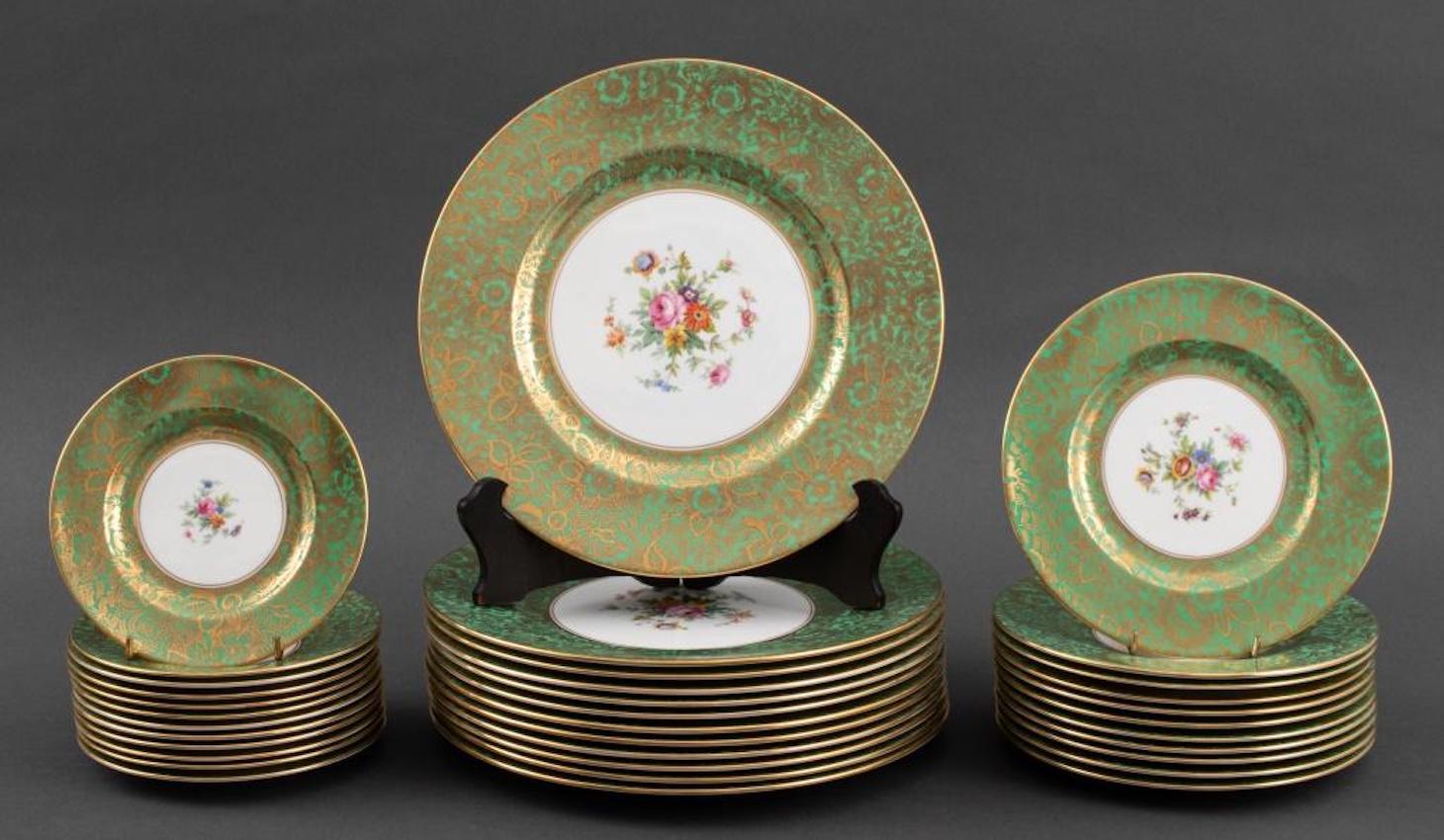 
Service de table en porcelaine peint et décoré à la main par Minton pour douze personnes.
Fabriqué en Angleterre entre 1948 et 1970 