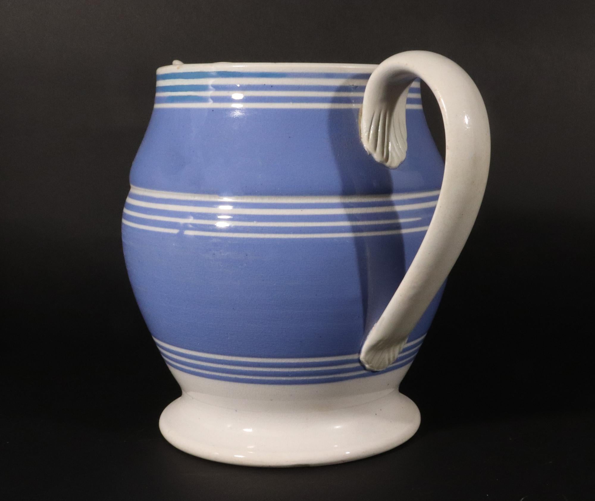 Englische Mokka-Keramik Blauer Schlupfkrug im Angebot 1