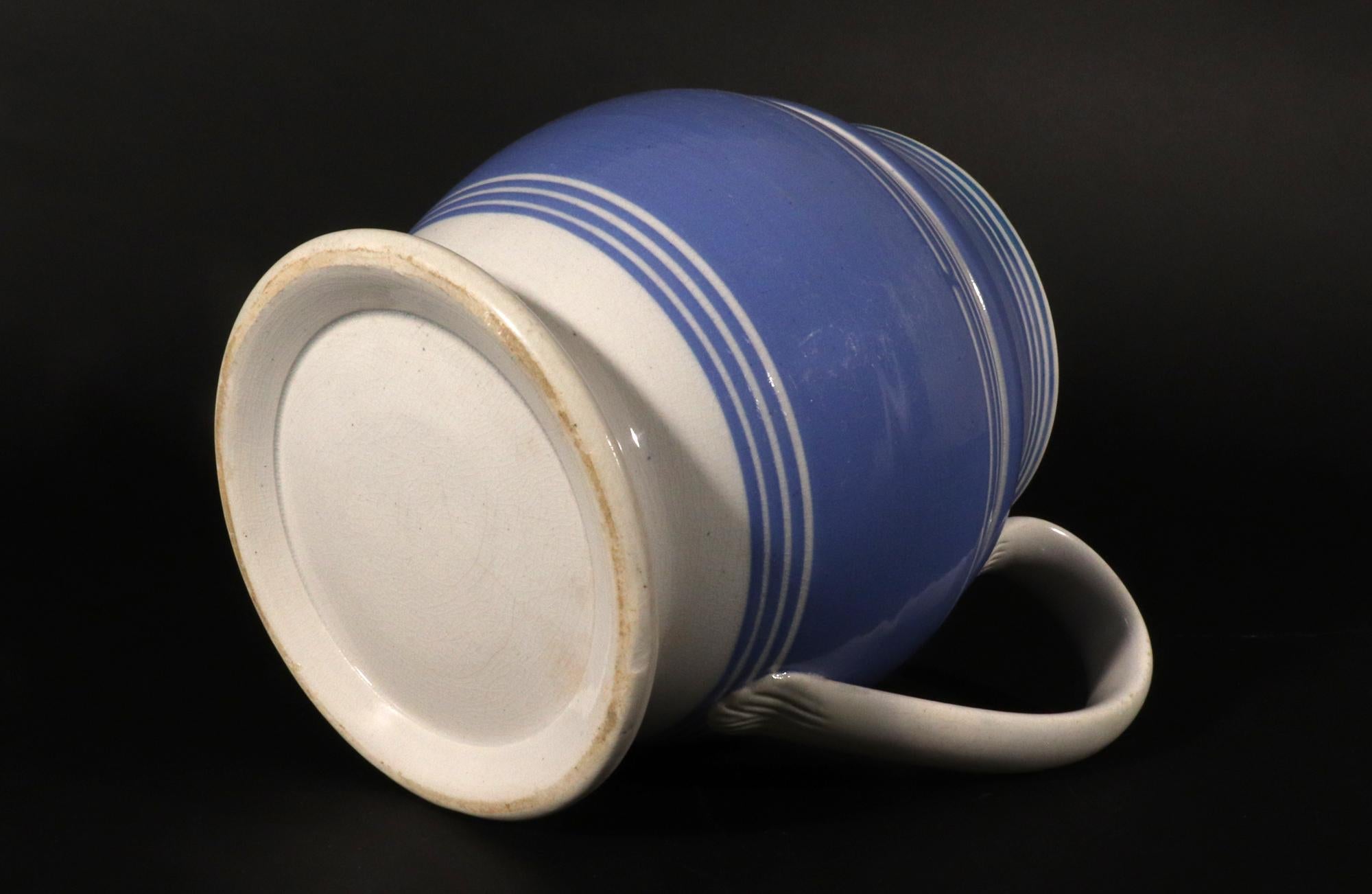 Englische Mokka-Keramik Blauer Schlupfkrug im Angebot 3