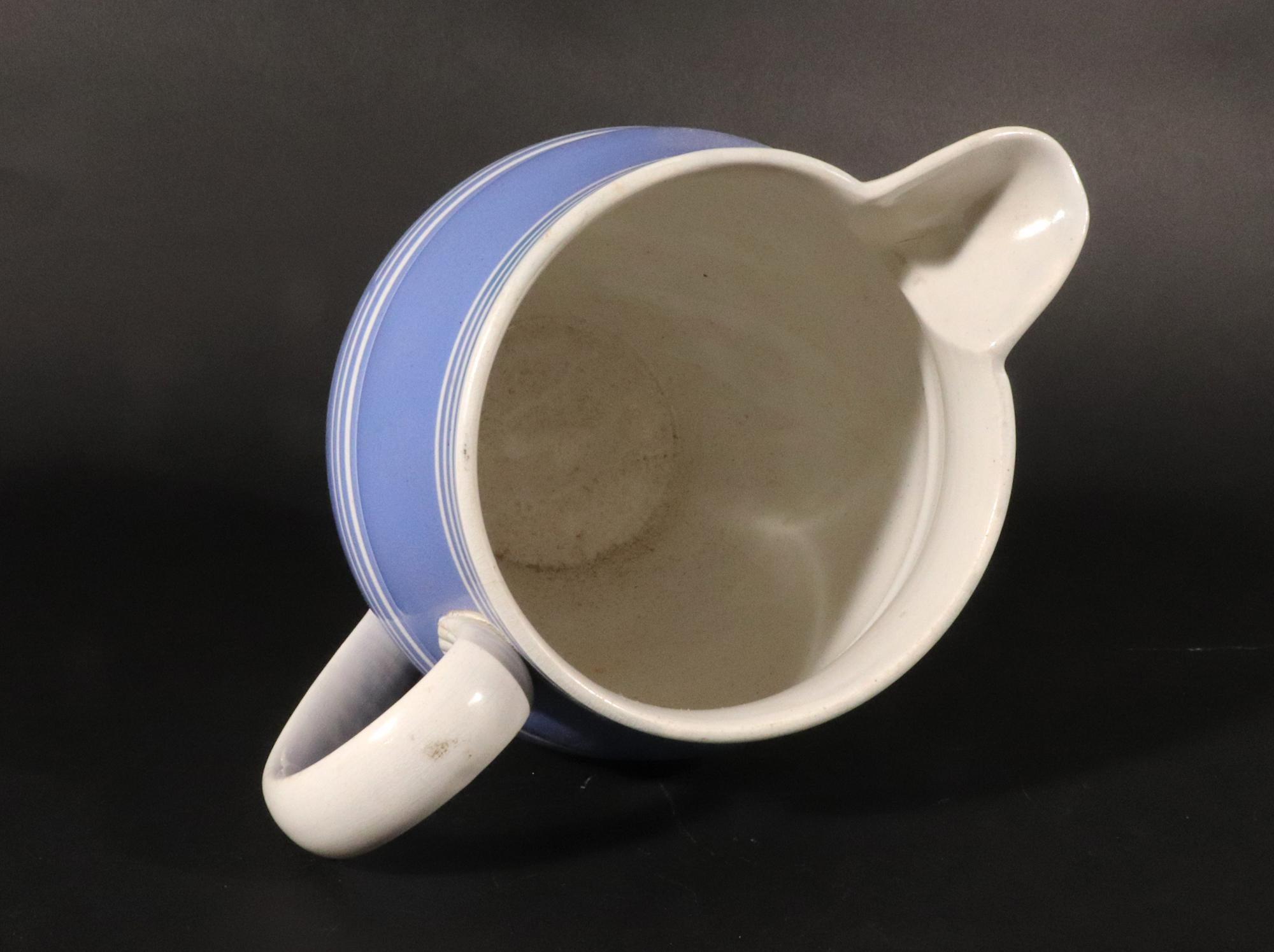 Englische Mokka-Keramik Blauer Schlupfkrug im Angebot 4