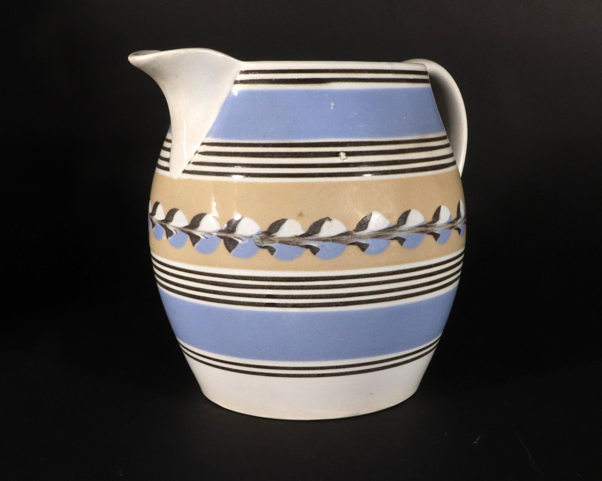 Englischer blau-gelber Slip-Keramik-Slip-Krug mit Katzenaugen-Dekor aus Mocha-Keramik (Volkskunst) im Angebot