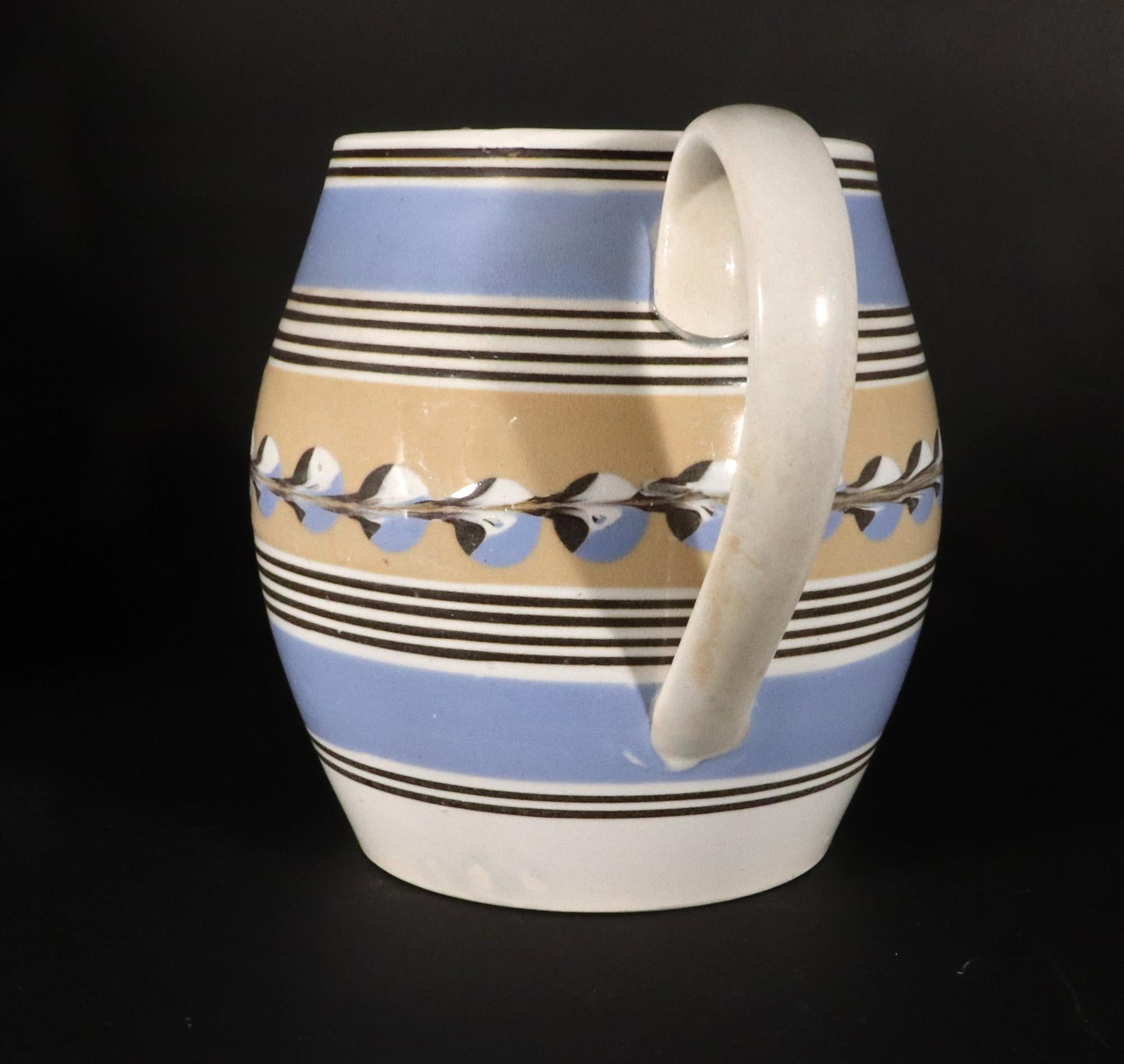 Englischer blau-gelber Slip-Keramik-Slip-Krug mit Katzenaugen-Dekor aus Mocha-Keramik (19. Jahrhundert) im Angebot