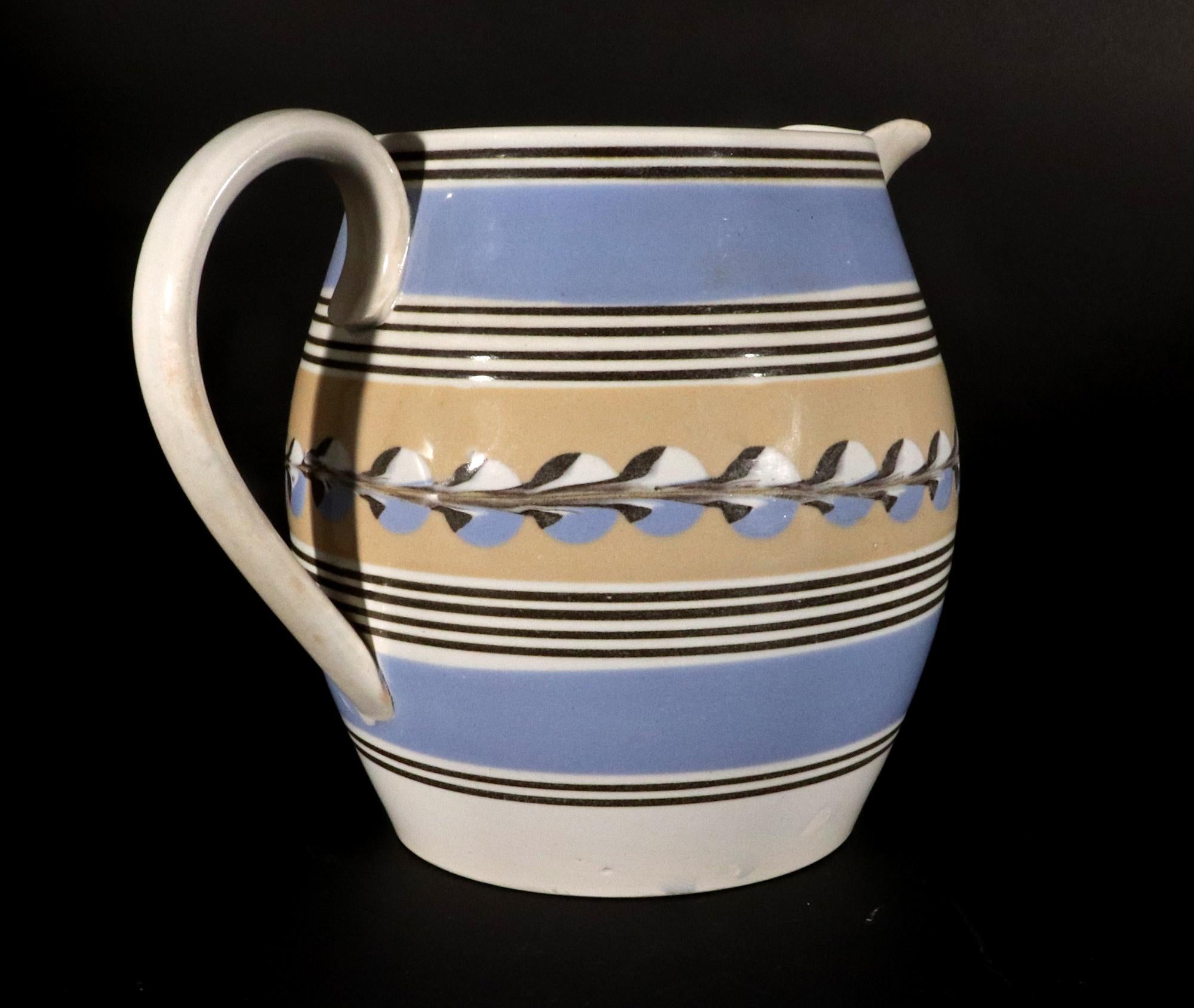 Englischer blau-gelber Slip-Keramik-Slip-Krug mit Katzenaugen-Dekor aus Mocha-Keramik (Perlenware) im Angebot
