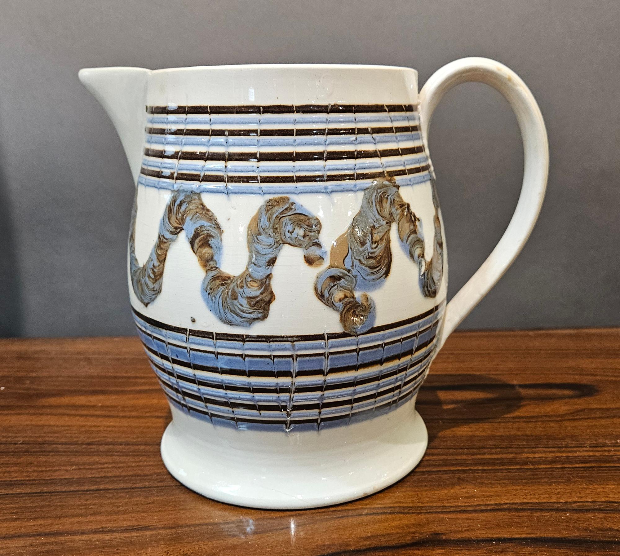 Englische Mokka-Töpferei Creamware Regenwurm Krug (Volkskunst) im Angebot