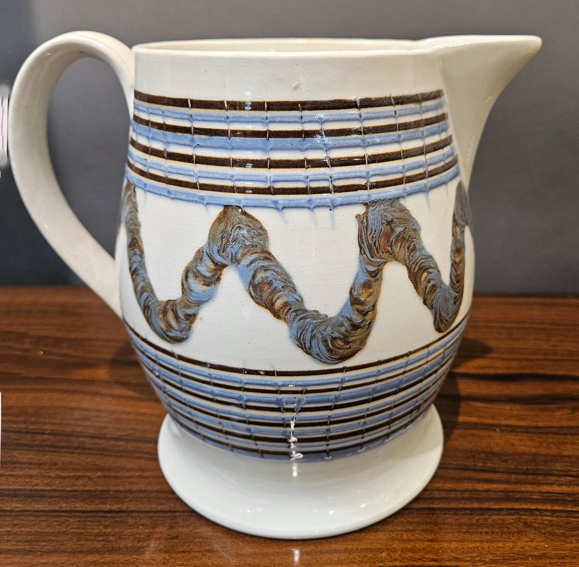 Englische Mokka-Töpferei Creamware Regenwurm Krug im Angebot 1