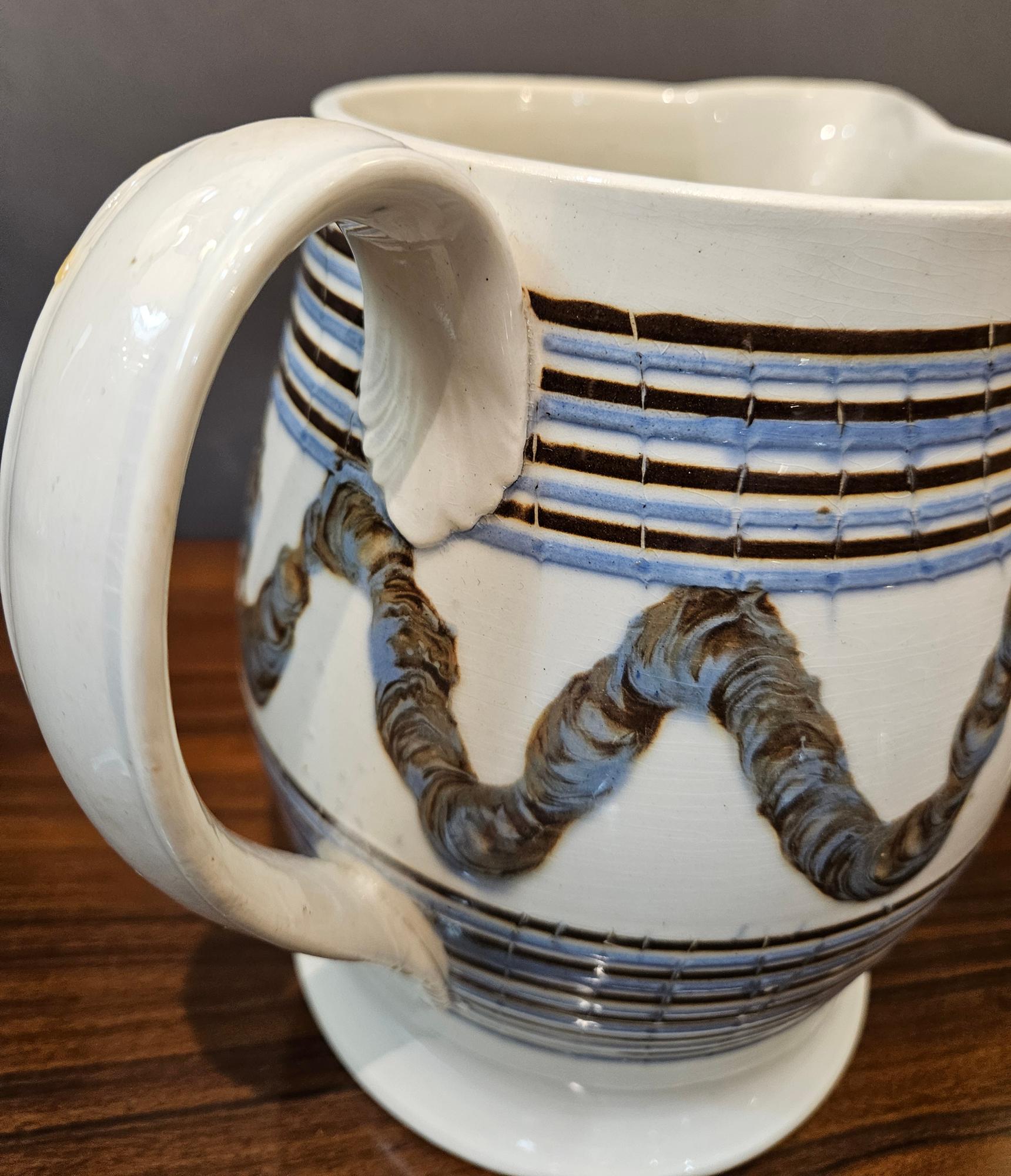 Englische Mokka-Töpferei Creamware Regenwurm Krug im Angebot 2