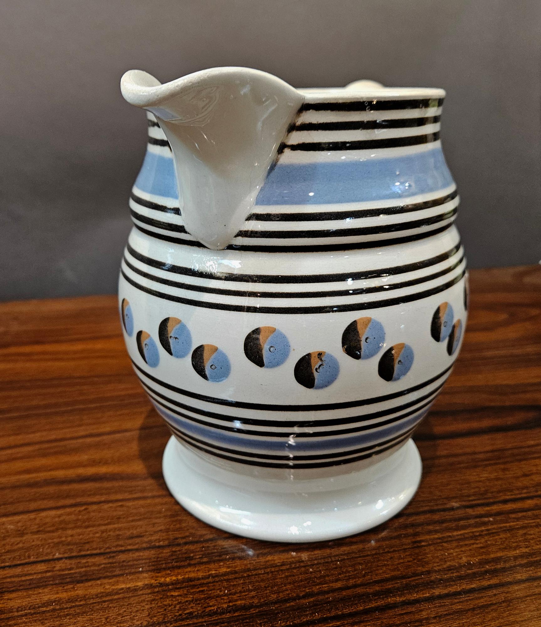 Englischer Mocha-Keramik-Perlengeschirr-Krug mit Katzenauge-Design (Perlenware) im Angebot
