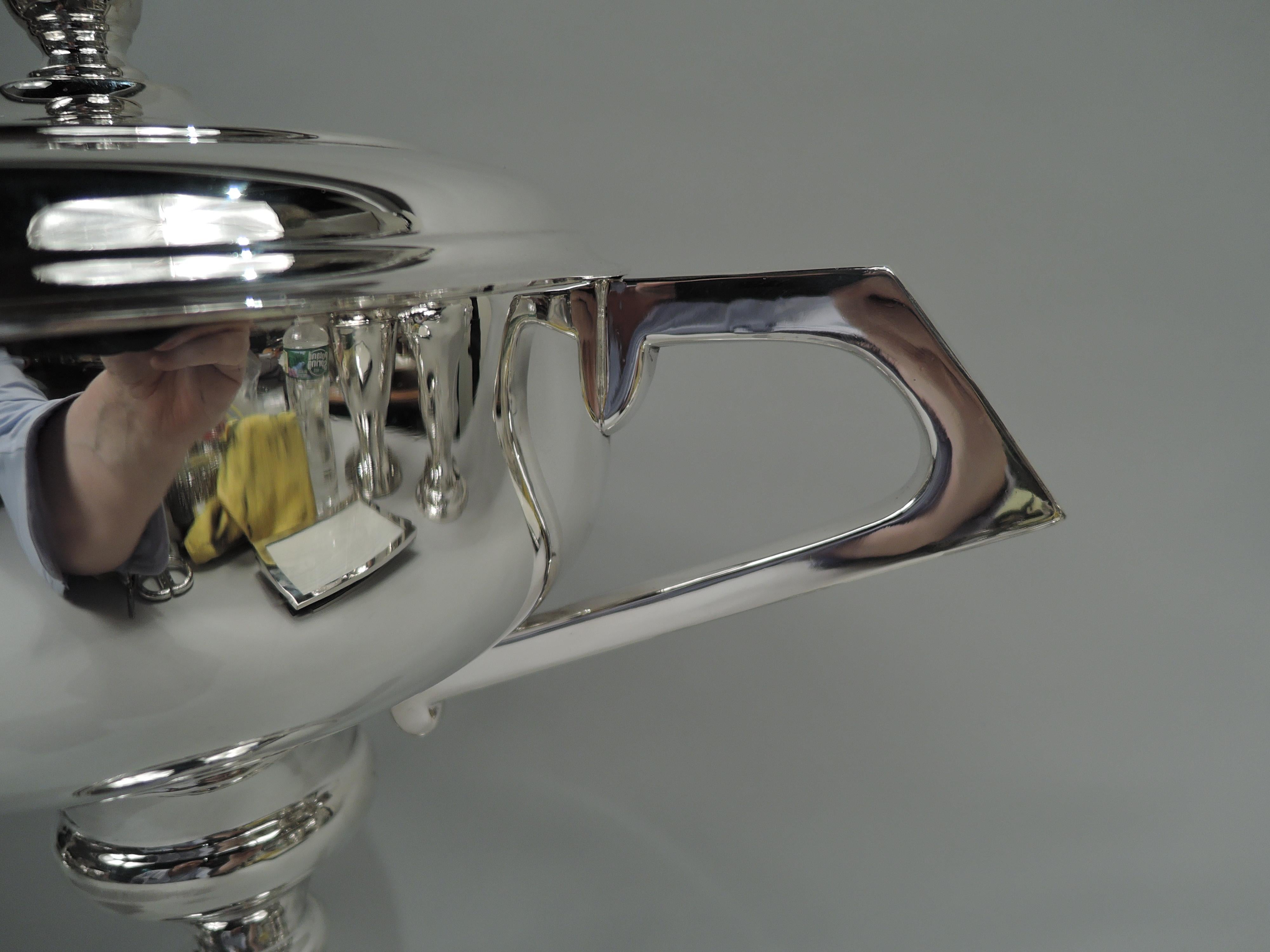 English Modern Classical Sterling Silver Covered Trophy Cup, 1963 In Good Condition For Sale In New York, NY