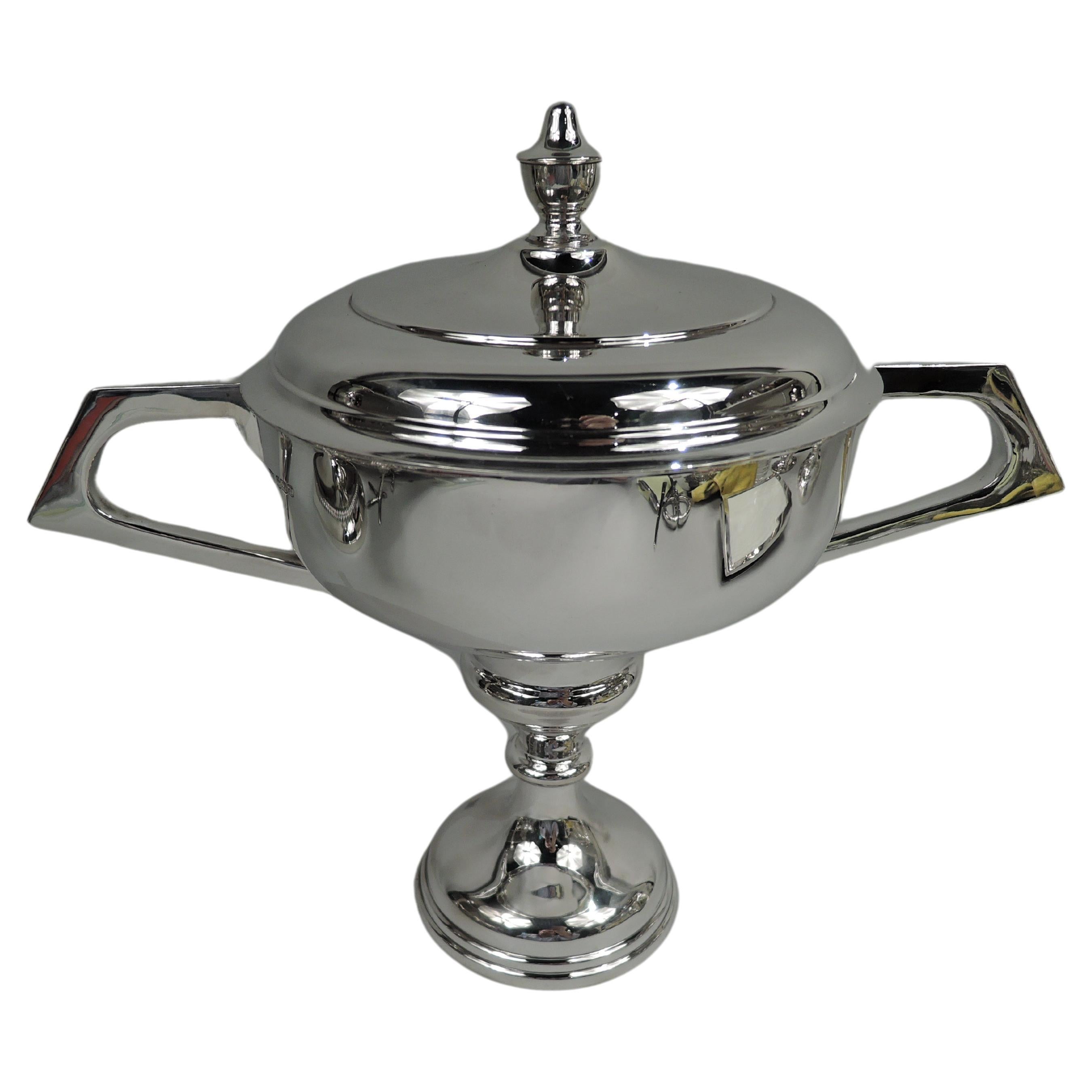 Englischer moderner klassischer englischer Trophäenbecher aus Sterlingsilber mit Deckel, 1963 im Angebot