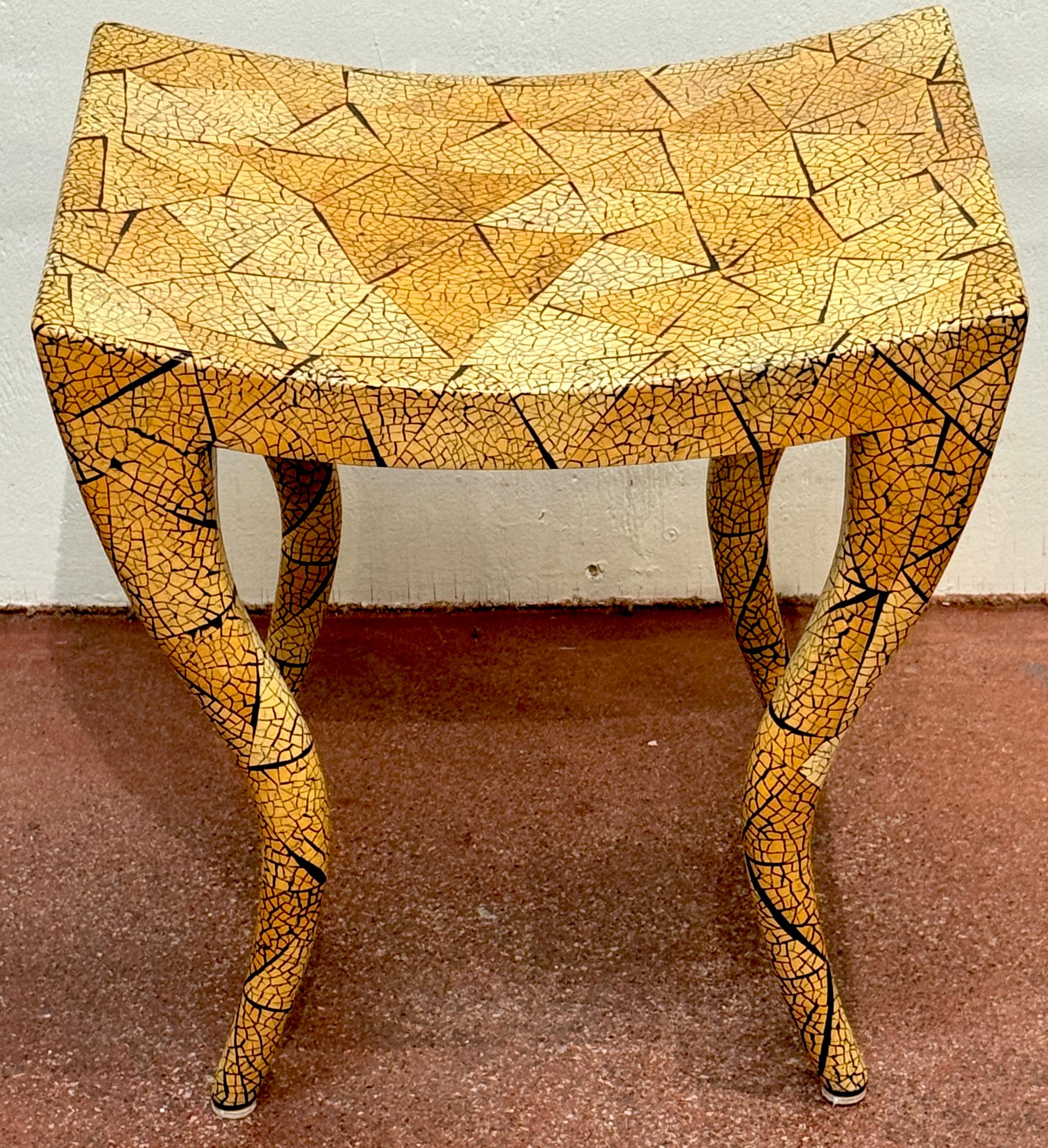 Panchina scultorea esotica moderna inglese laccata a crepe di R&Y Augousti, Londra

Opera distintiva e da collezione di Ria & Yousti Augousti (R&Y Augousti), questa panca scultorea laccata esemplifica l'iconica miscela di revival Art Deco e