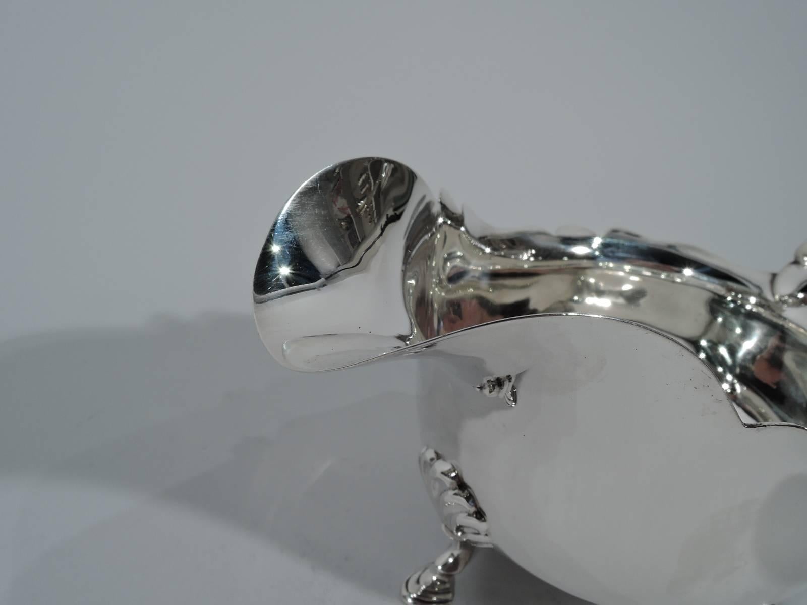 English Modern Georgian Sterling Silver Gravy Boat In Excellent Condition In New York, NY