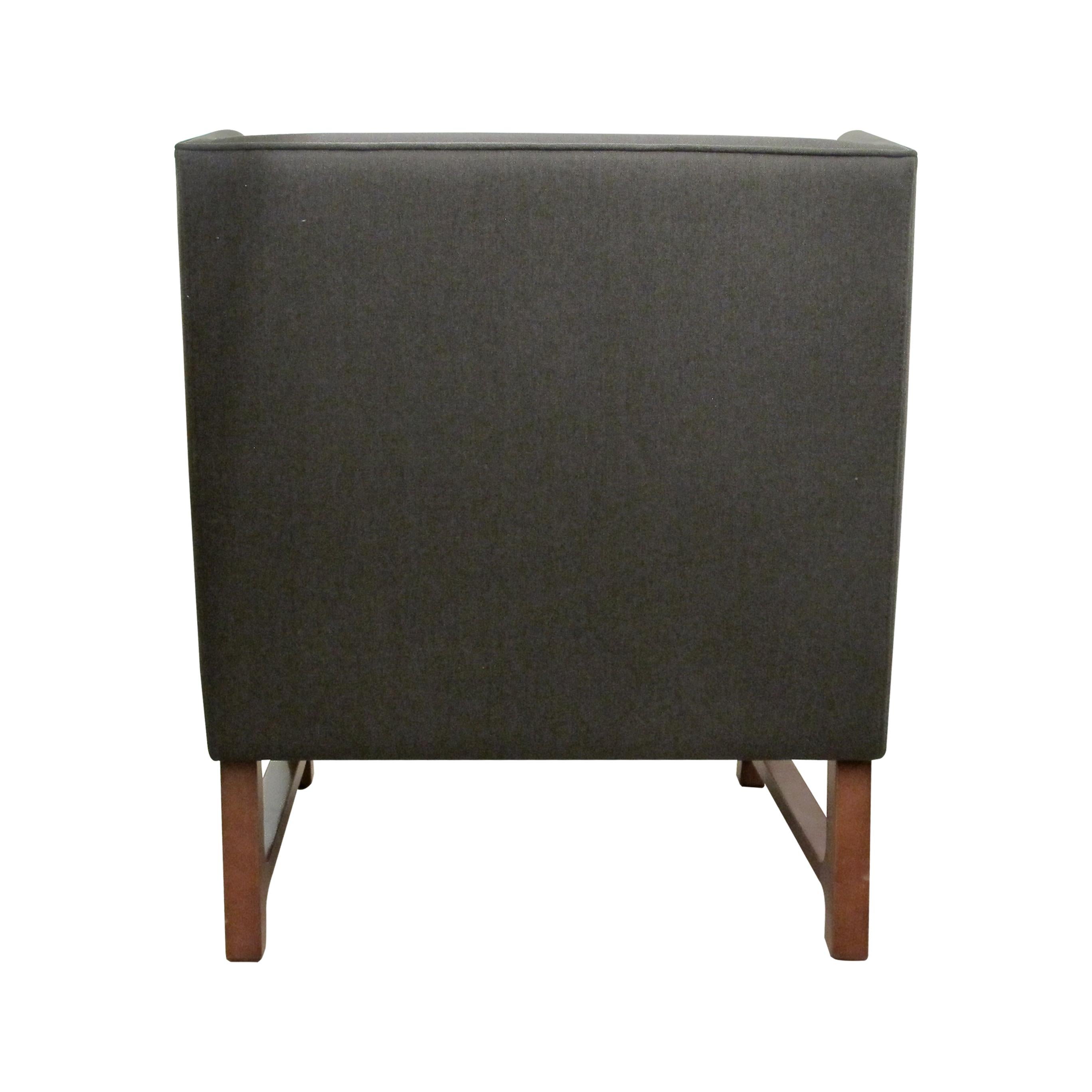 English Modern Large Wingback Armchair with its Matching Stool For Sale 2
