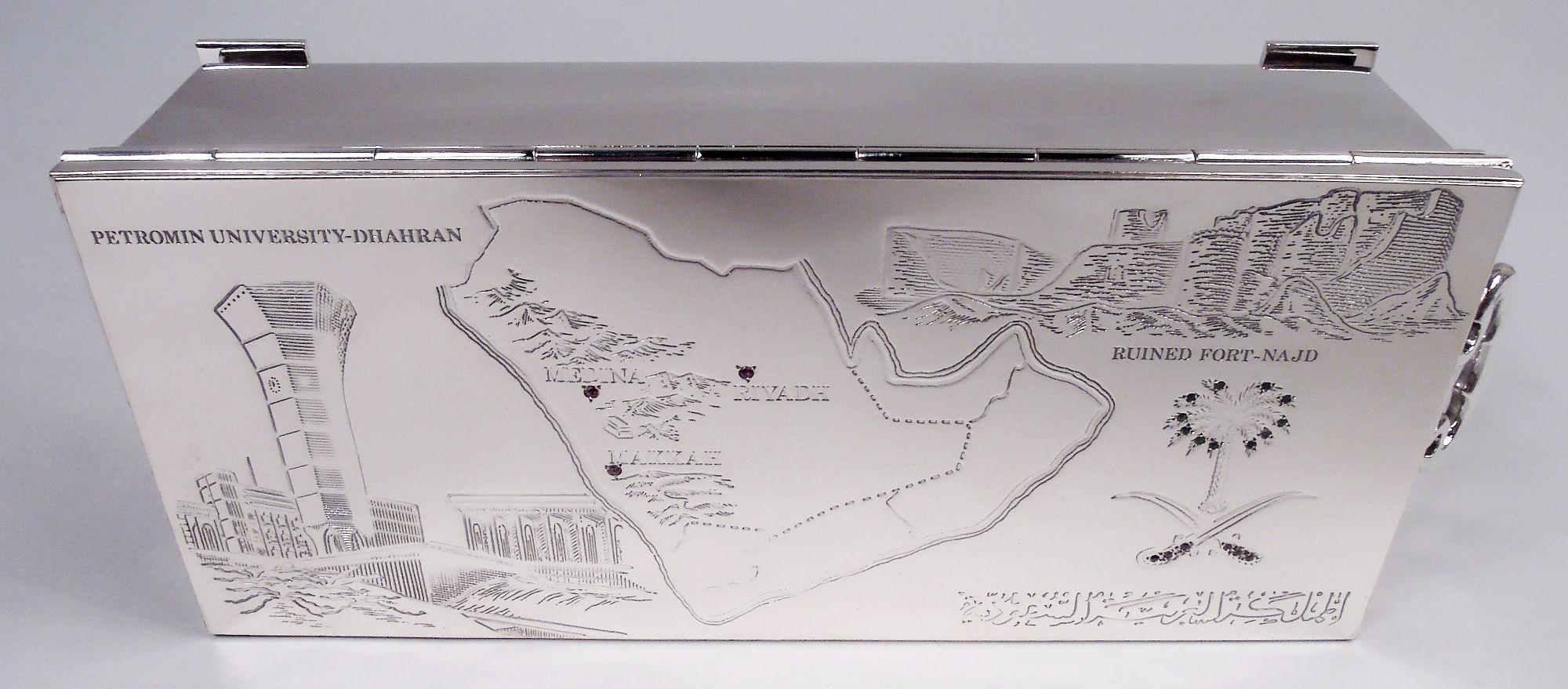 Scatola d'argento di Elisabetta II. Realizzato da Peter Nicholas & Co Ltd a Londra nel 1989. Rettangolare con supporti a staffa angolari e maniglie aperte a voluta con cerniera. Copertina incernierata e piatta con leggera sporgenza. La parte