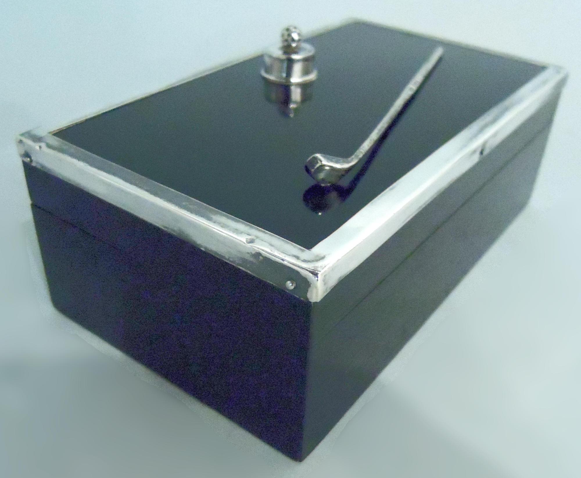 Moderno Scatola inglese moderna in Wood con mazza da golf e pallina in argento, 1927 in vendita