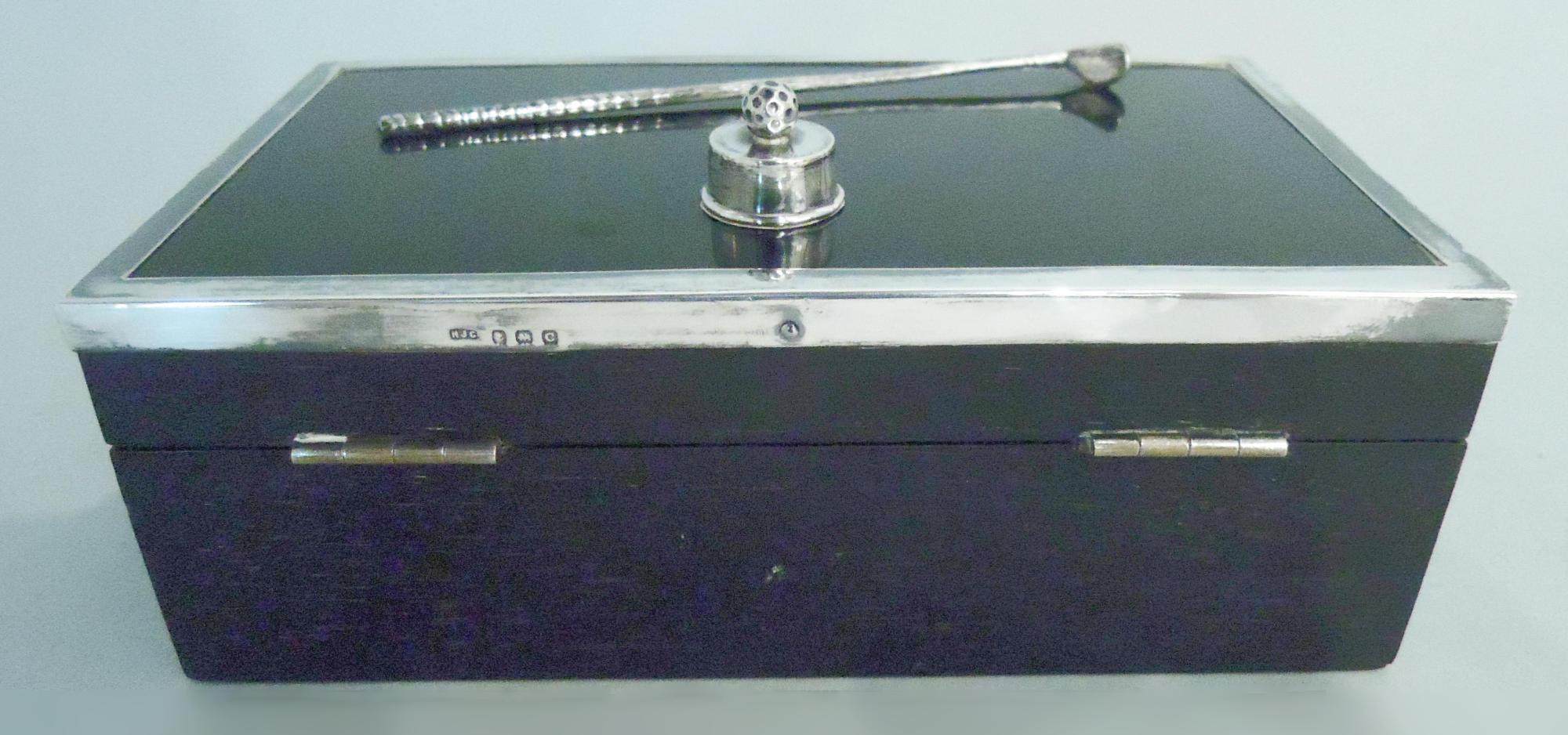 Britannico Scatola inglese moderna in Wood con mazza da golf e pallina in argento, 1927 in vendita