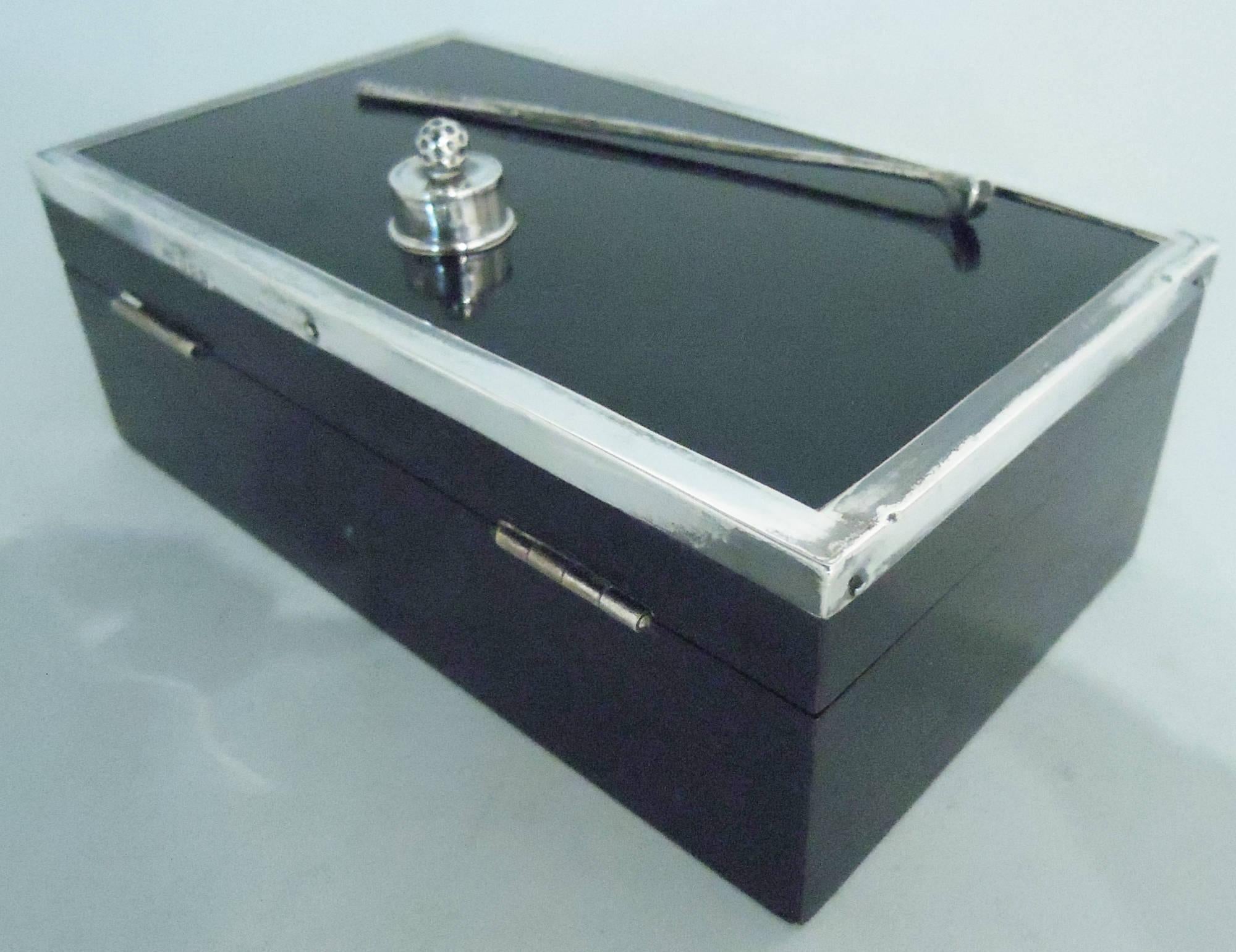 Ebanizzato Scatola inglese moderna in Wood con mazza da golf e pallina in argento, 1927 in vendita