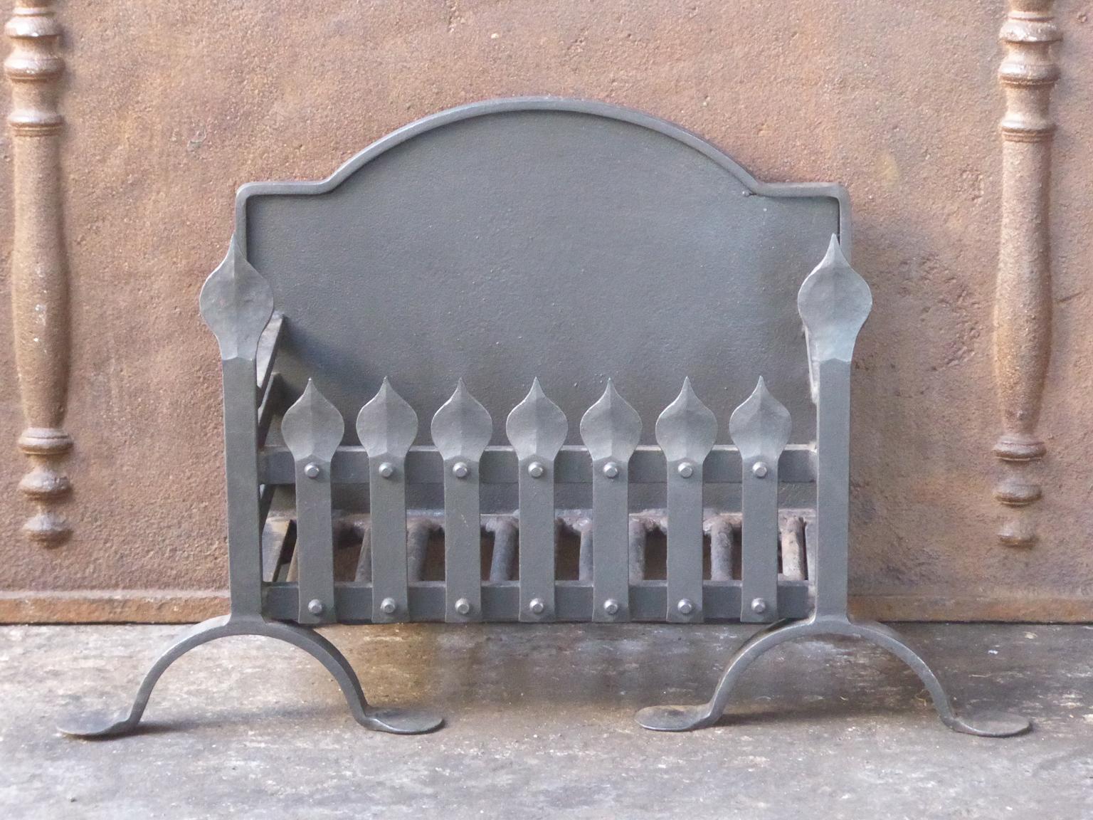 English modernist fireplace basket or fire basket. The fireplace grate is made of wrought iron. The total width of the front of the grate is 27 inch (68 cm).

















 