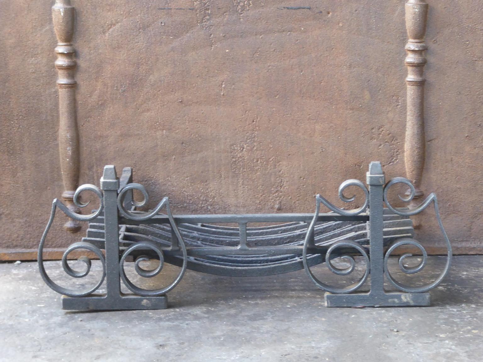 English modernist fireplace basket or fire basket. The fireplace grate is made of wrought iron and cast iron. The total width of the front of the grate is 32 inch (81 cm).

















   